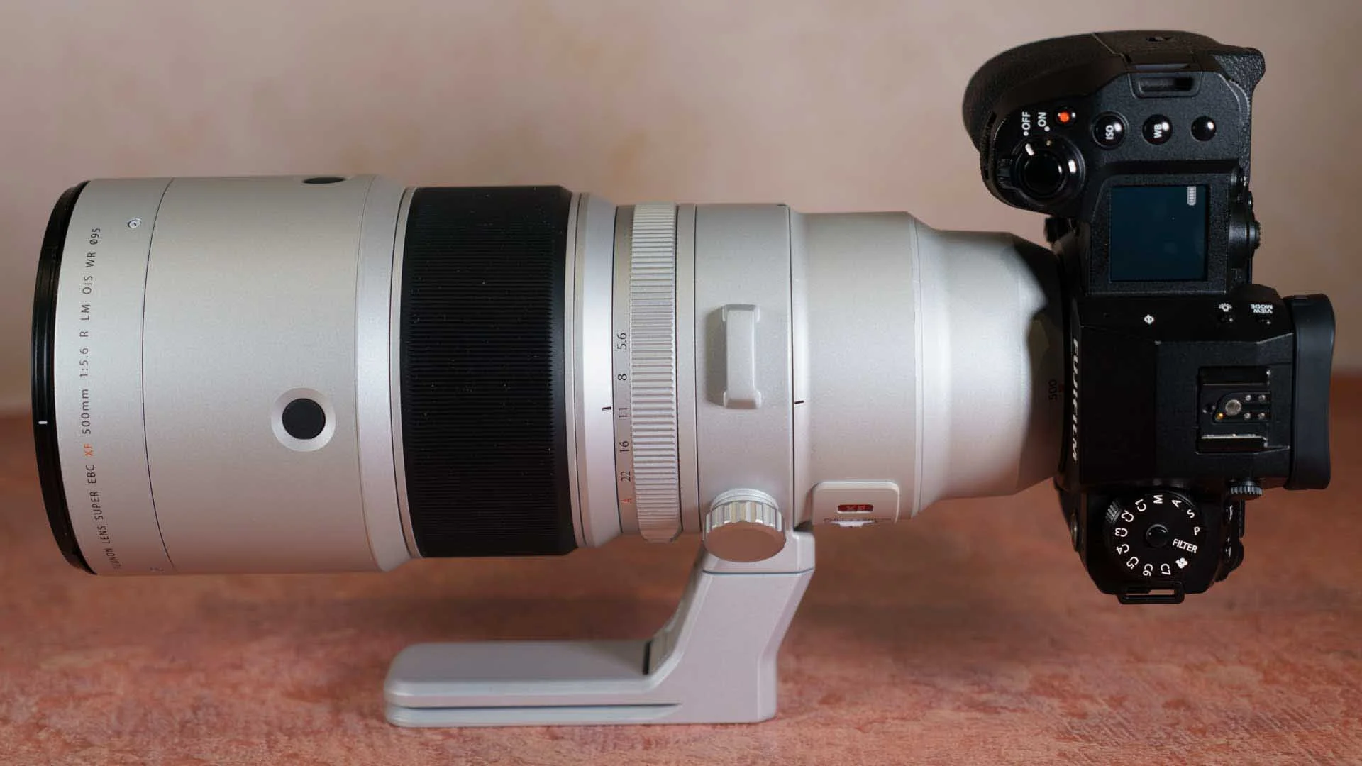  There are two wide strap lugs on the Fujifilm XF 500mm F5.6 R LM OIS WR so the camera doesn't need to bear its weight when the setup is carried between shots. 