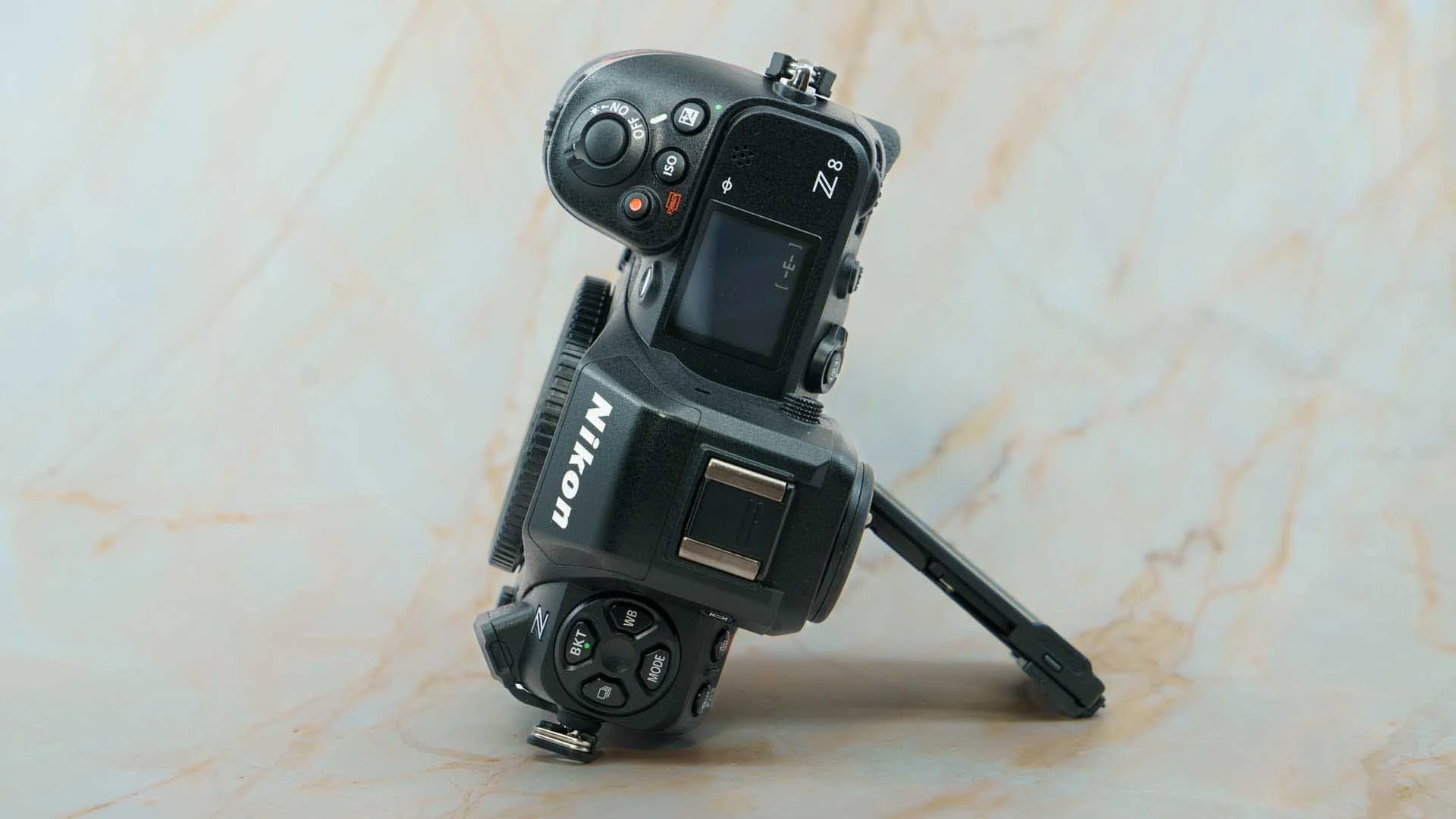  This images shows how the Z8’s screen can provide a clear view when the camera is in portrait orientation. 