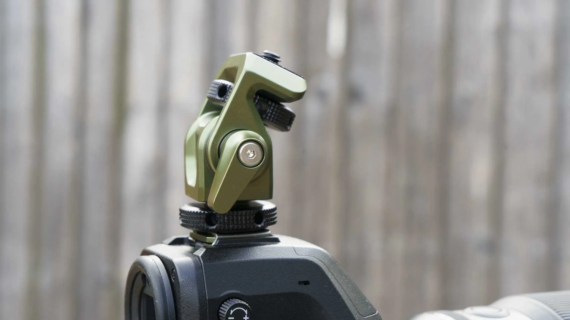  The tilting mechanism can be locked and unlocked using the lever on the side. 