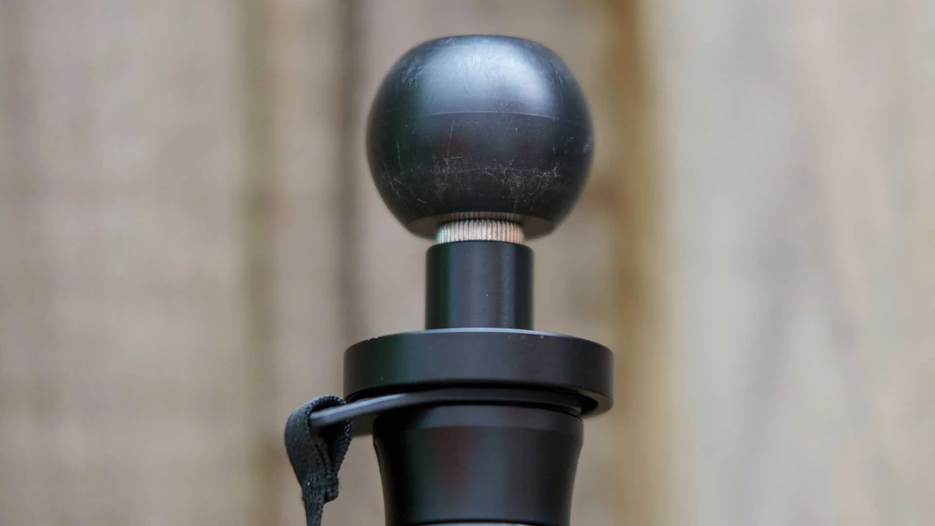 There’s an optional ‘Riser Bar’ (the black cylinder seen here below the ball) that can be used to mount the ball section higher on monopods with a broad platform to enable the full range of movement. 