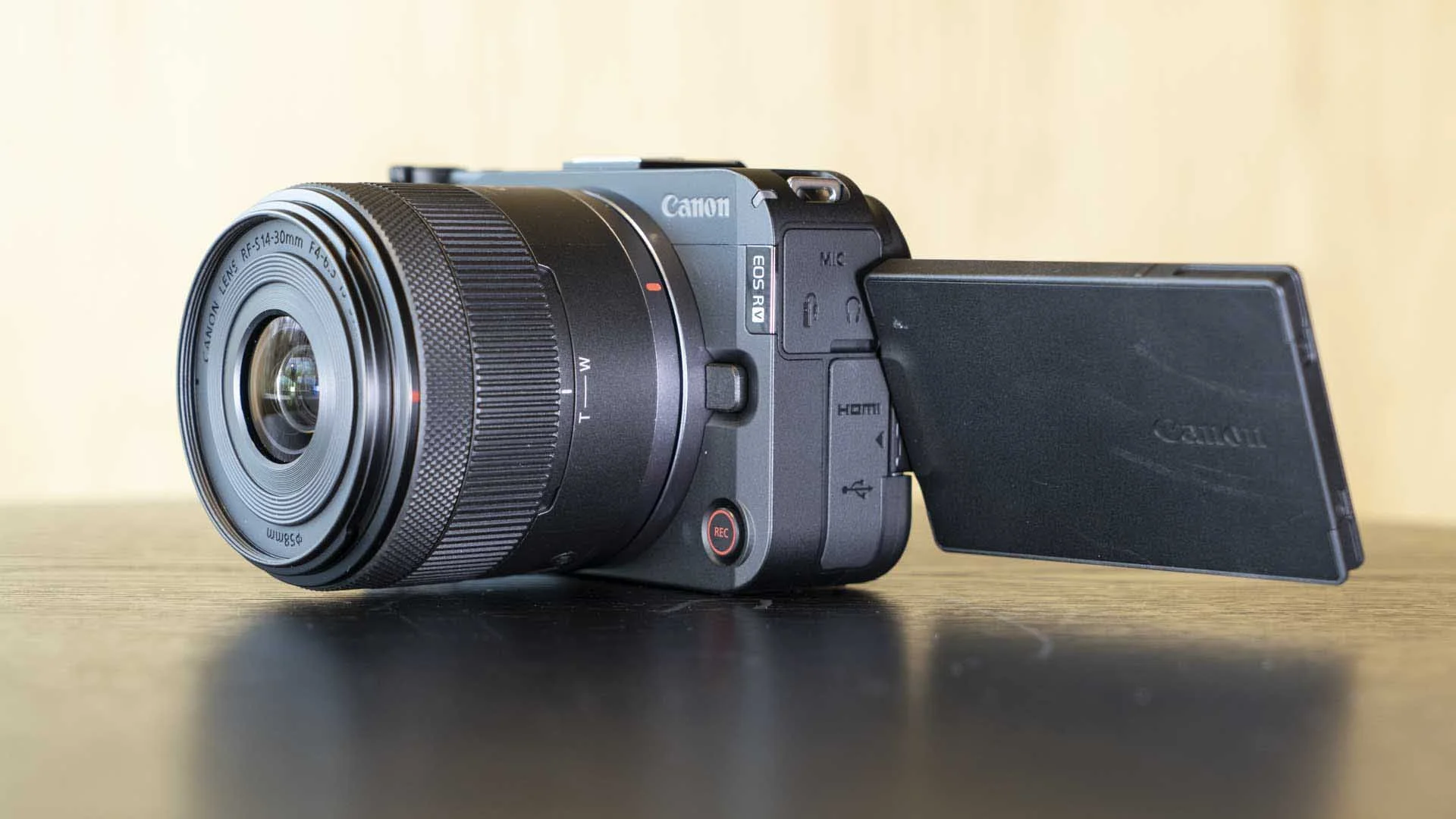 Although it doesn’t have a viewfinder, the Canon R50 V has a vari-angle touchscreen that provides a clear view from a wide range of shooting angles.