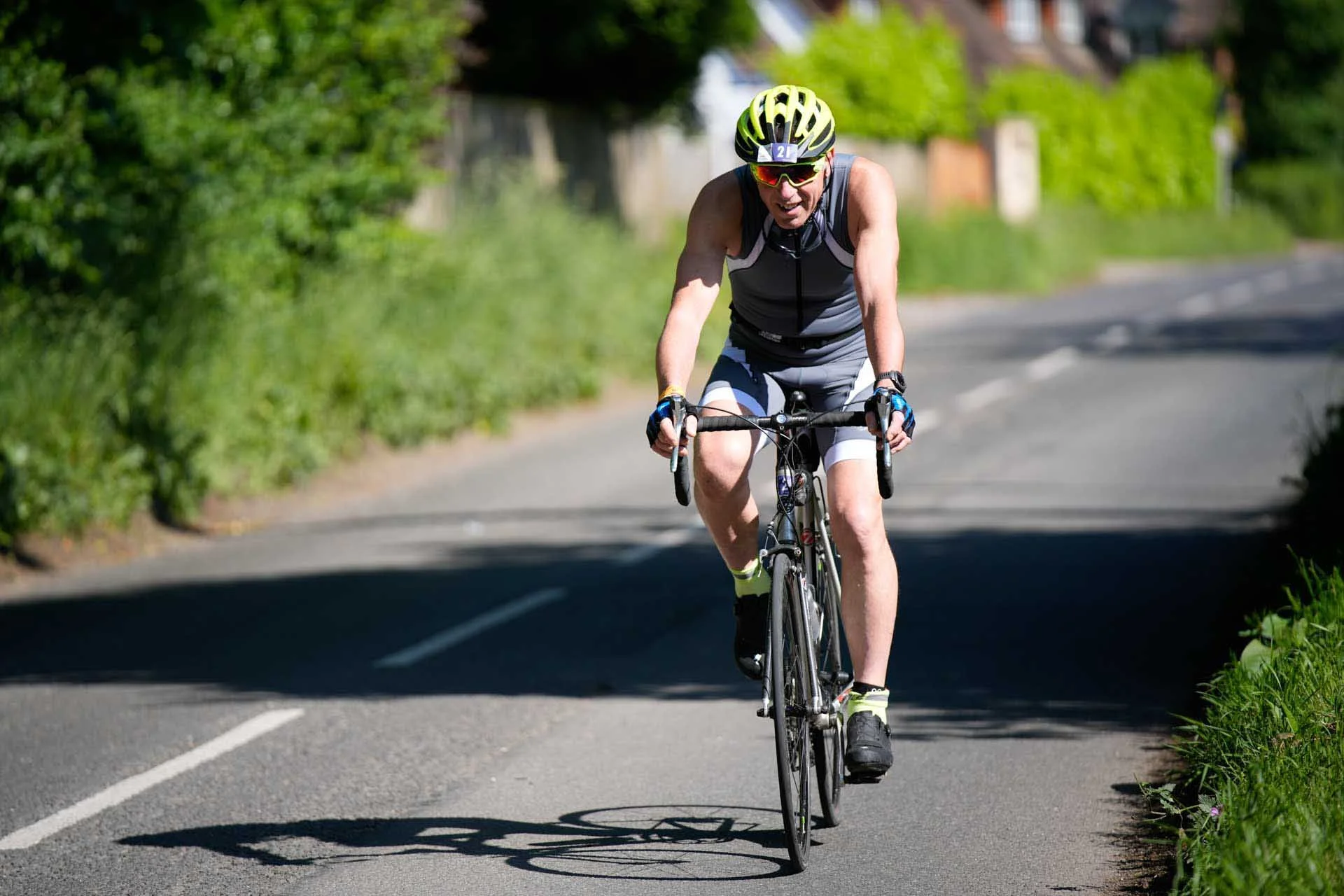 Despite the cyclists in a triathlon race wearing glasses and helmets, the Sony A9 III's subject detection system detected their heads and eyes very quickly as they entered the frame.