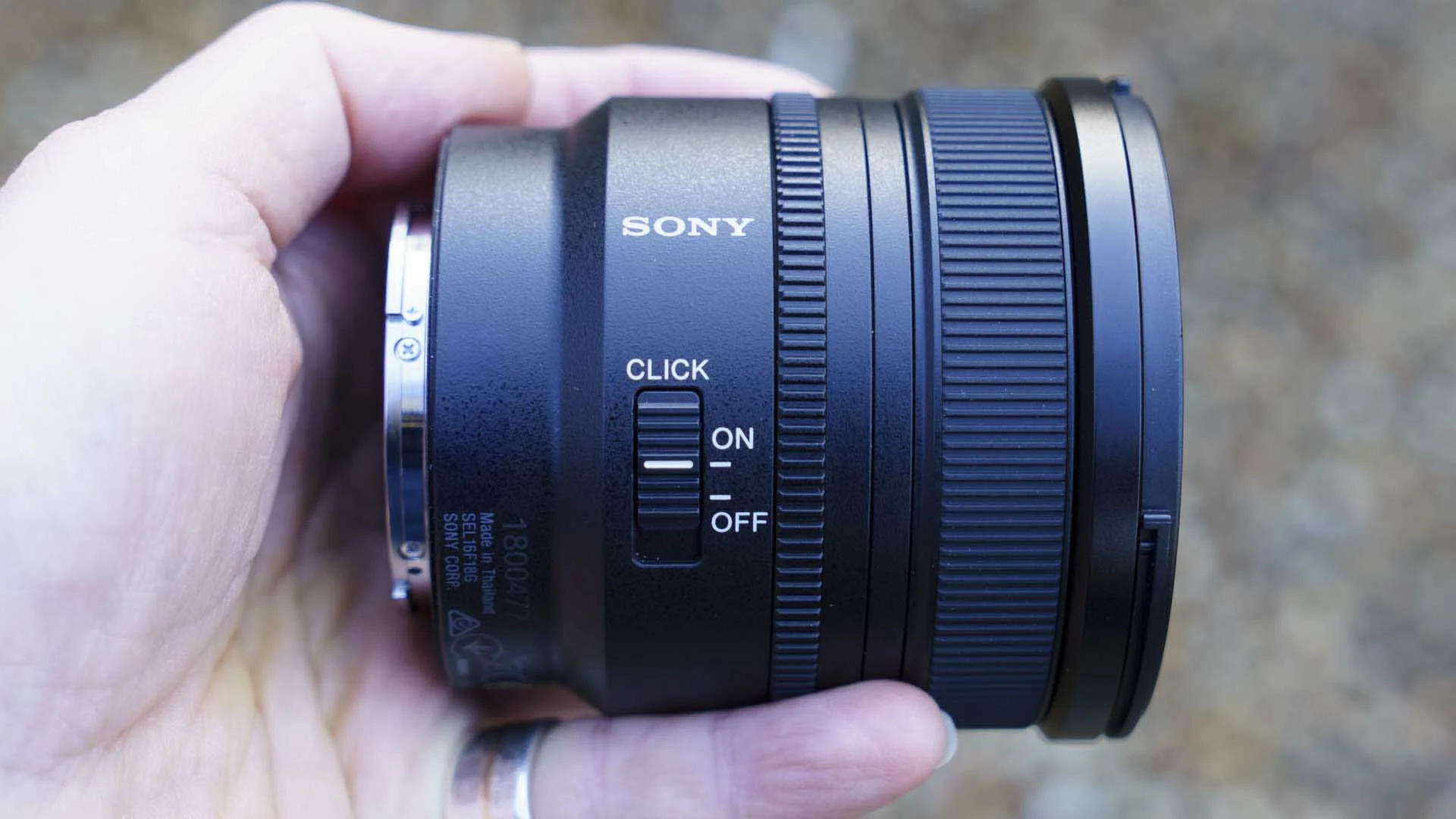  The Sony FE 16mm F1.8 G’s aperture ring can be set to click or operate silently. 