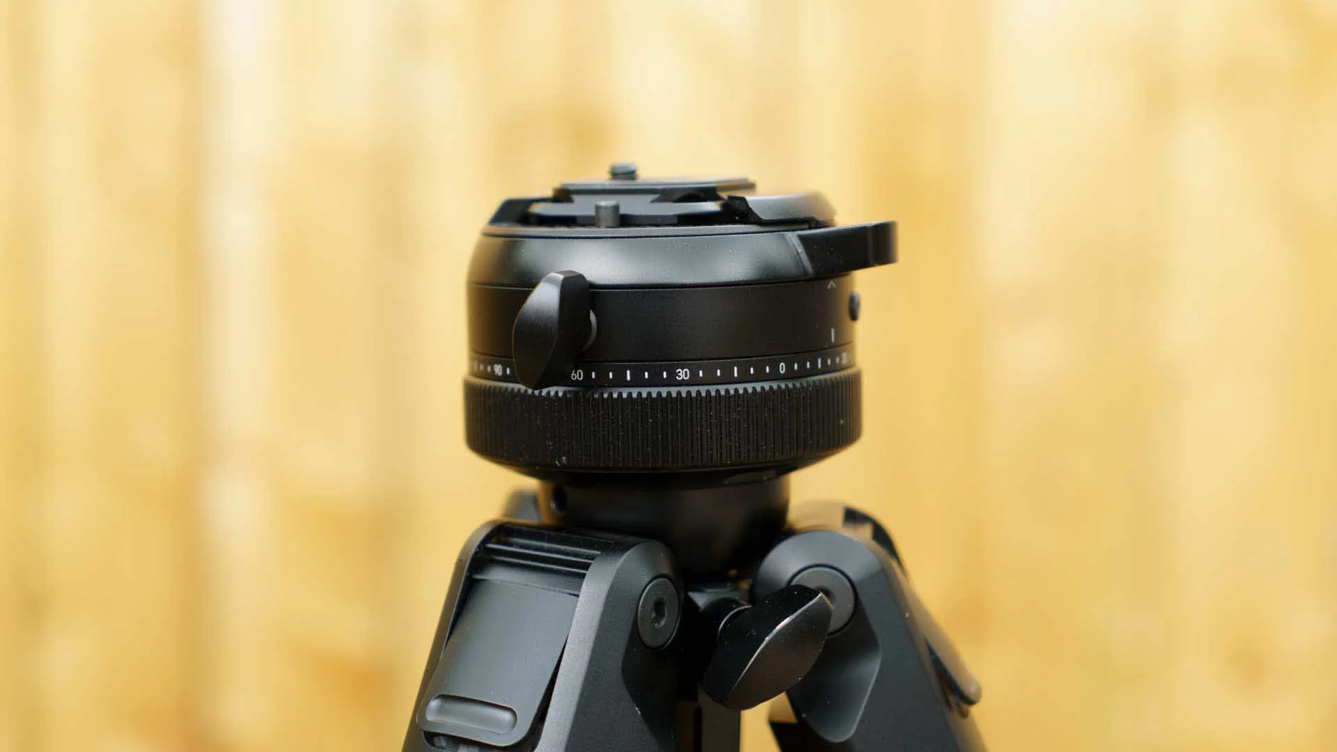  The protrusion seen on the right of the tripod head here is the level bubble housing which also acts as the tripod plate release switch. The knob of the left/centre of the head is used to control the panning friction and lock/release the movement. 
