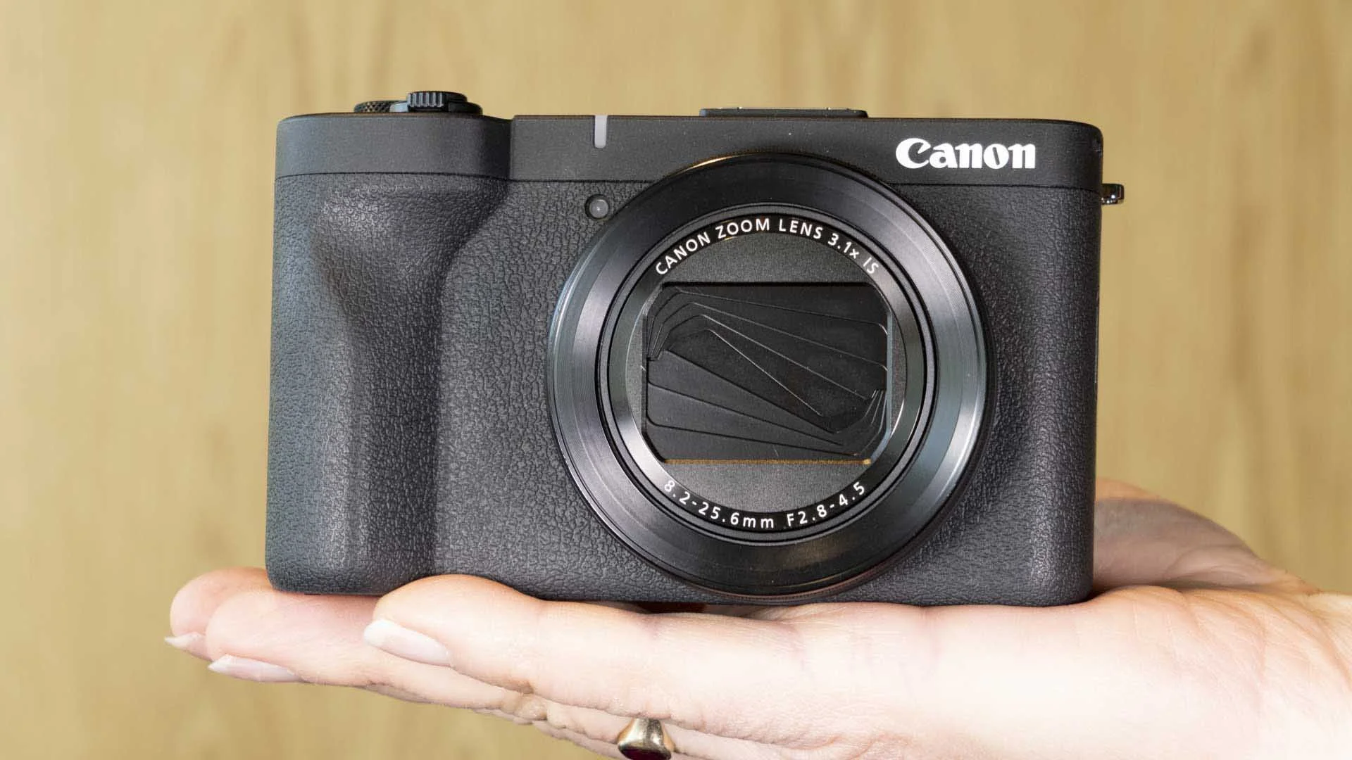 The Canon PowerShot measures 118 x 68 x 53 mm (4.65 x 2.68 x 2.09″) and weighs 426 g (15.03 oz).