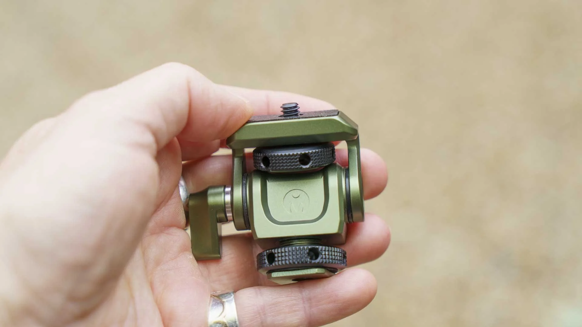  The two knurled wheels allow the Monty 1 to be tightened into a camera hot shoe (or a cold shoe), and the accessory held firmly. 