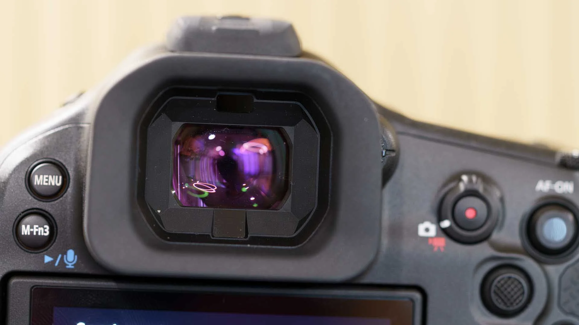  The Canon EOS R1’s viewfinder looks huge because it has the Eye Control technology built-in. It’s a 0.64-inch device and has 9.44 million dots, making it Canon’s highest-resolution viewfinder to date. 