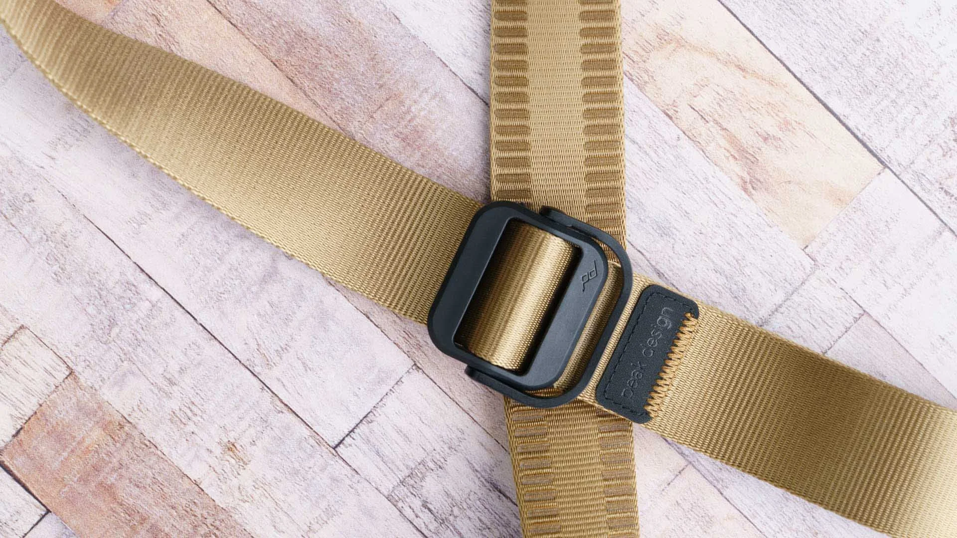  One side of the Peak Design Slide Lite has two rows of silicone ridges to give it grip on your shoulder if you need it. 