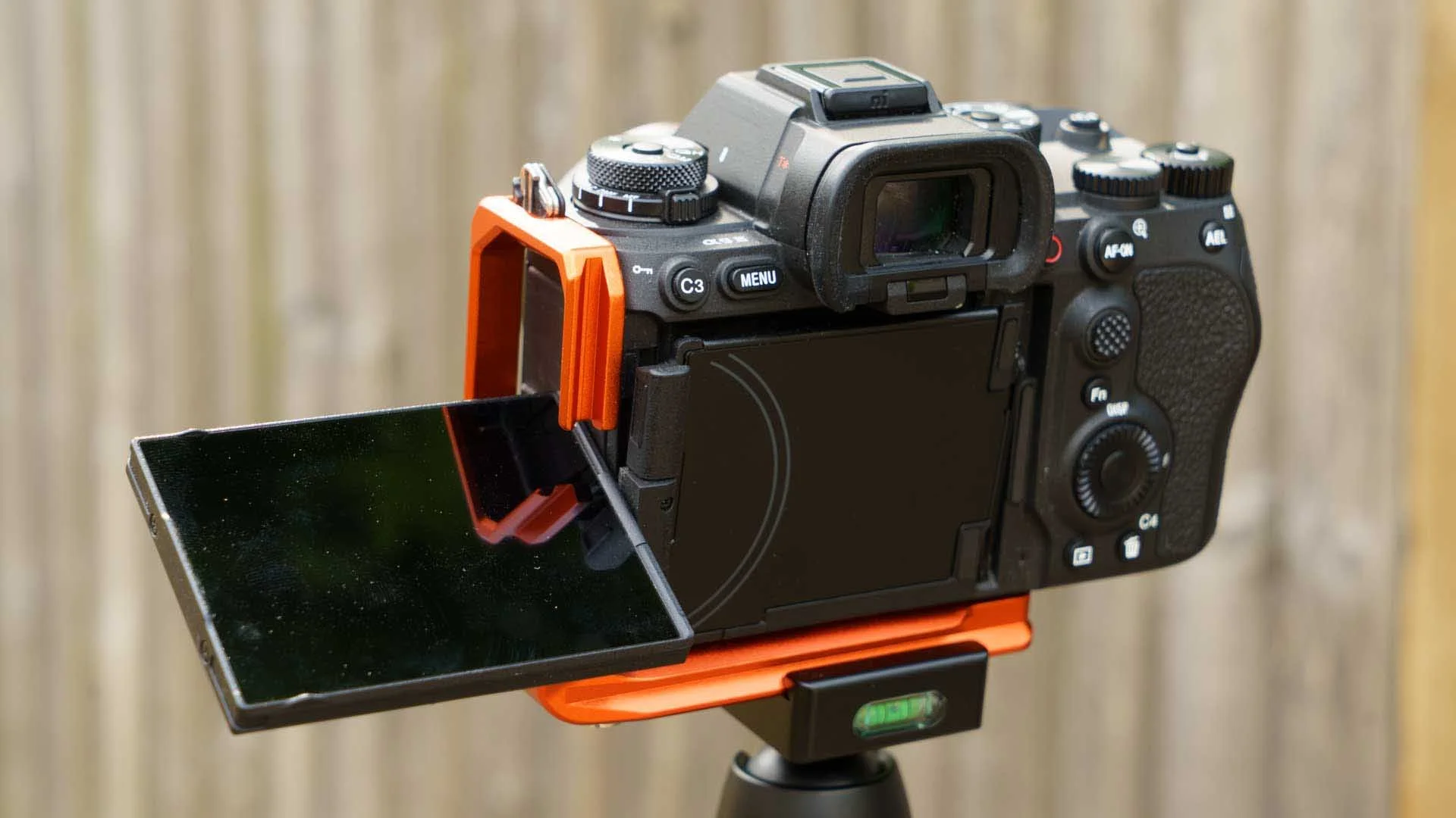  Even without using the tilting plate on the Sony A9 III, the screen can be flipped and angled to a convenient viewing position when the 3 Legged Thing Arnie is fitted to the camera. 