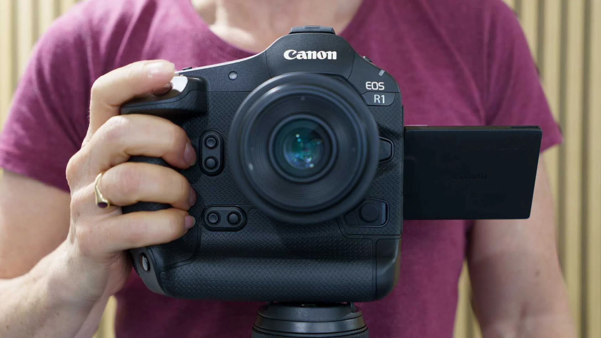  The Canon R1 has a 3.2-inch, 2.1-million-dot touch screen that can be flipped out and angled for convenient viewing when shooting in landscape or portrait orientation. 