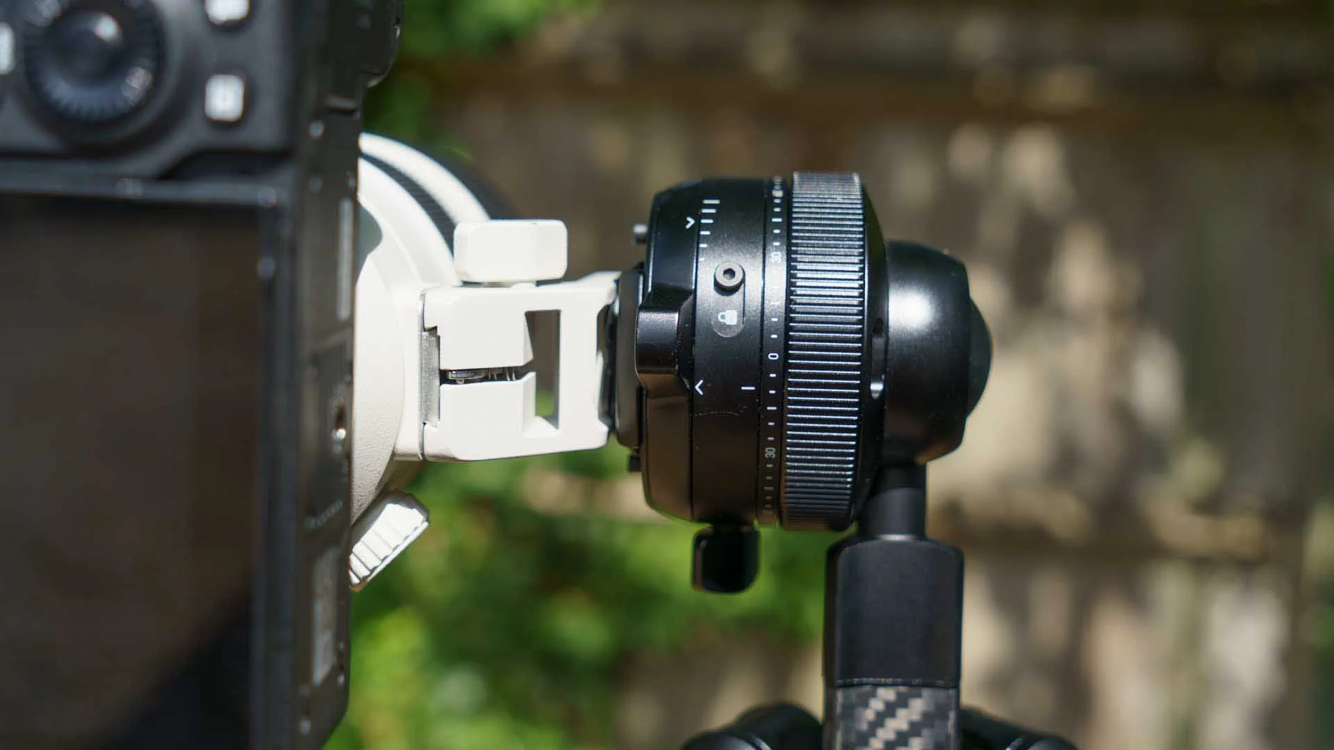  When the lens tripod foot is used, the Peak Design Pro Head gives solid support for the Sony A1 II with the FE 70-200mm F/2.8 GM OSS in landscape and portrait orientation (shown here). 