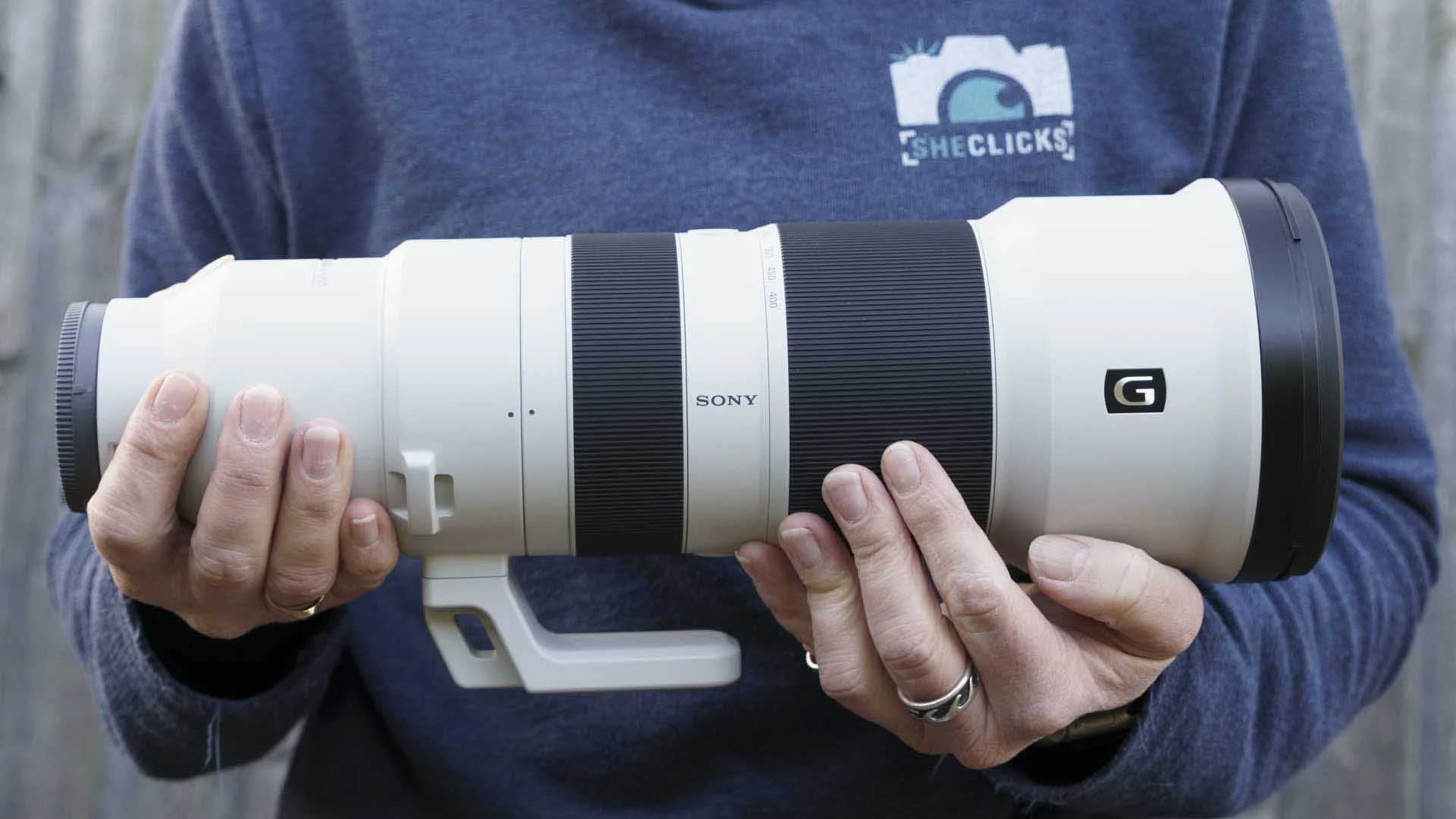  The Sony FE 400-800mm F6.3-8 G OSS has strap lugs so its weight is carried directly by a strap rather than via the camera mount, and a fixed tripod foot. 