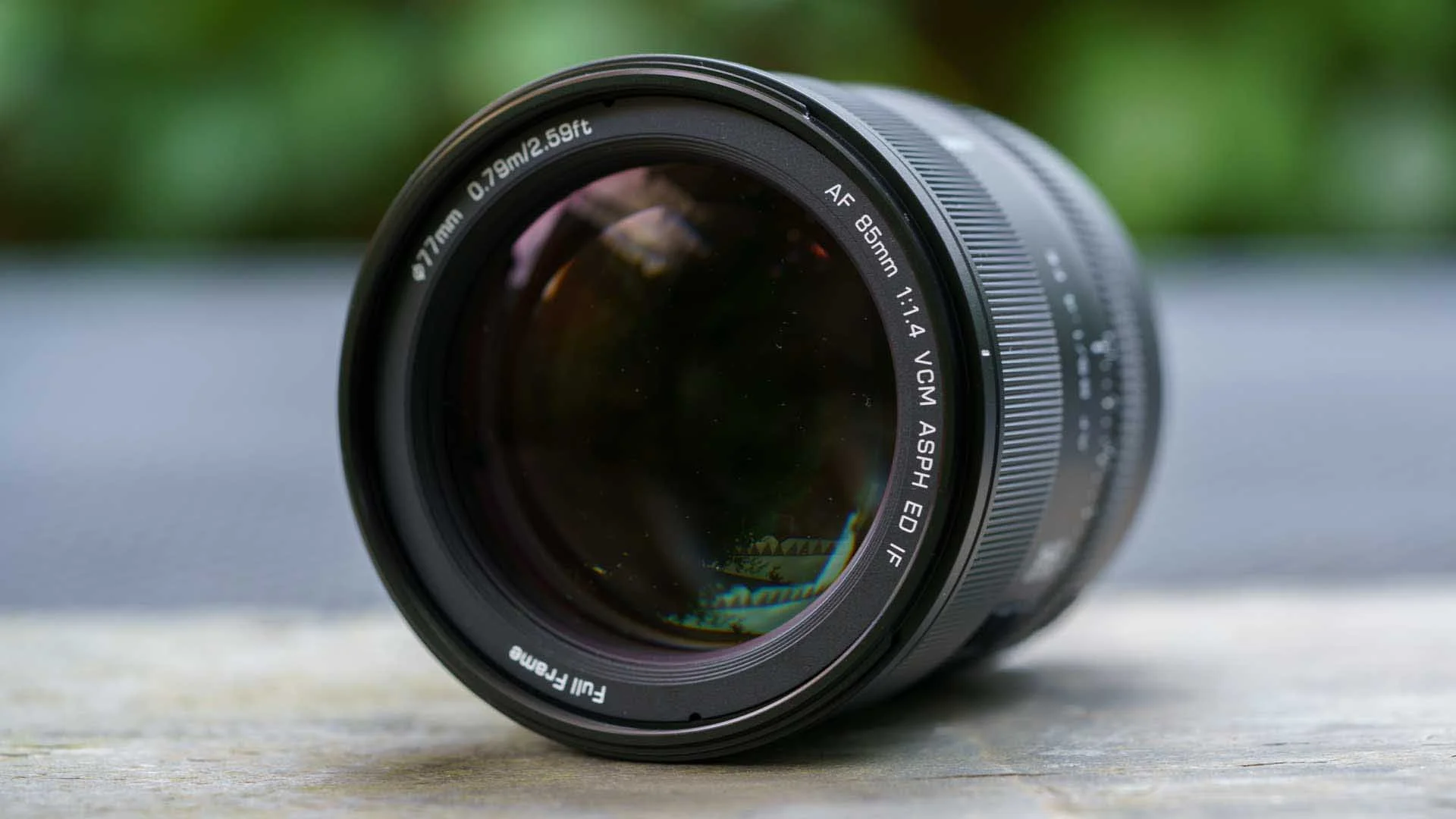  The Viltrox AF 85mm F1.4 Pro FE accepts 77mm filters. 