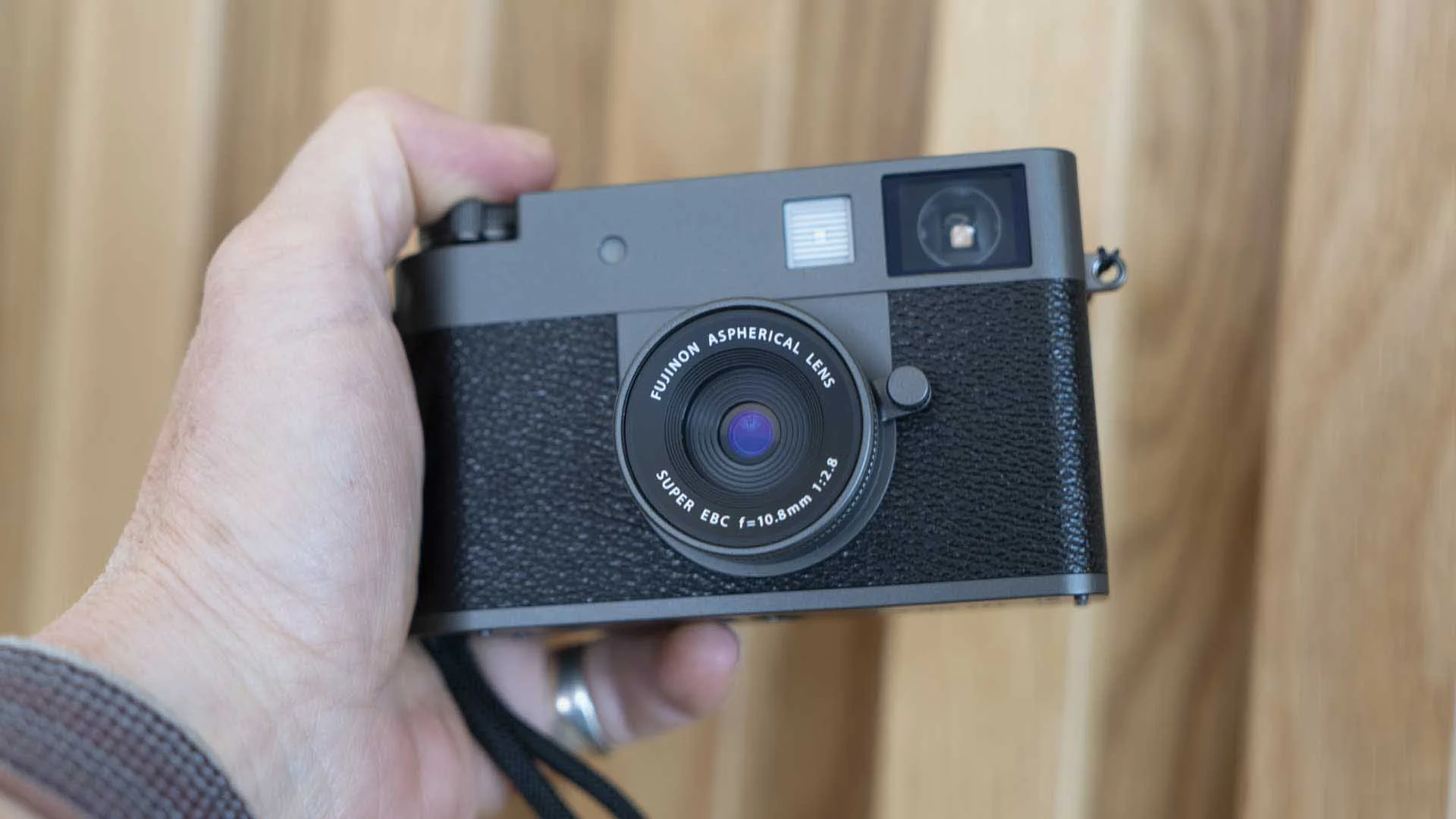  The Fujifilm X half’s lens is a fixed prime lens, so it can’t be swapped for other lenses and you can’t zoom in our out. It’s designed for exploring the photographic opportunities by moving around the scene.  