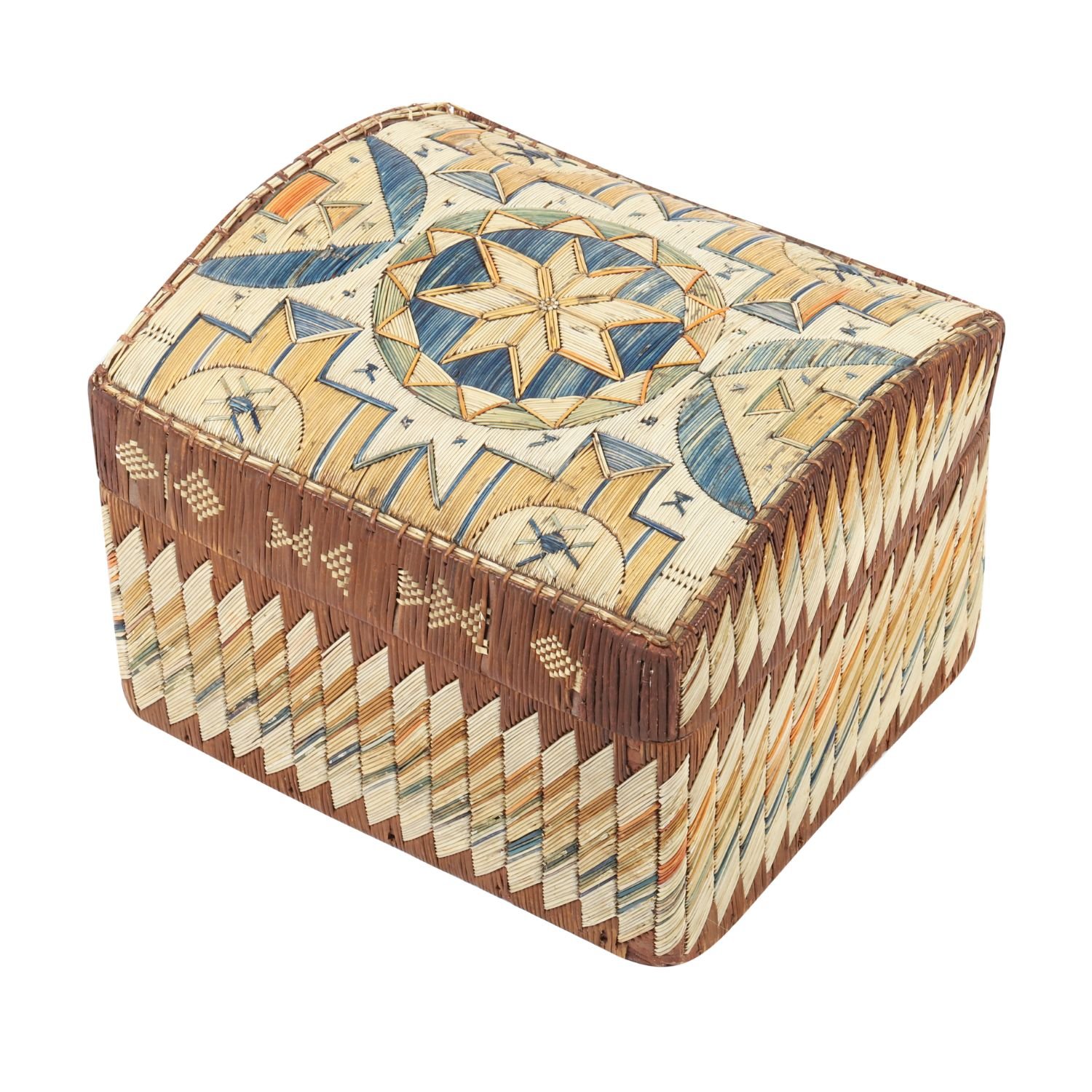 Circa 1840 Mi’kmaq birchbark quill box with eight-point star and colourful geometric decoration. Estimate: $5,000–$7,000 CAD.