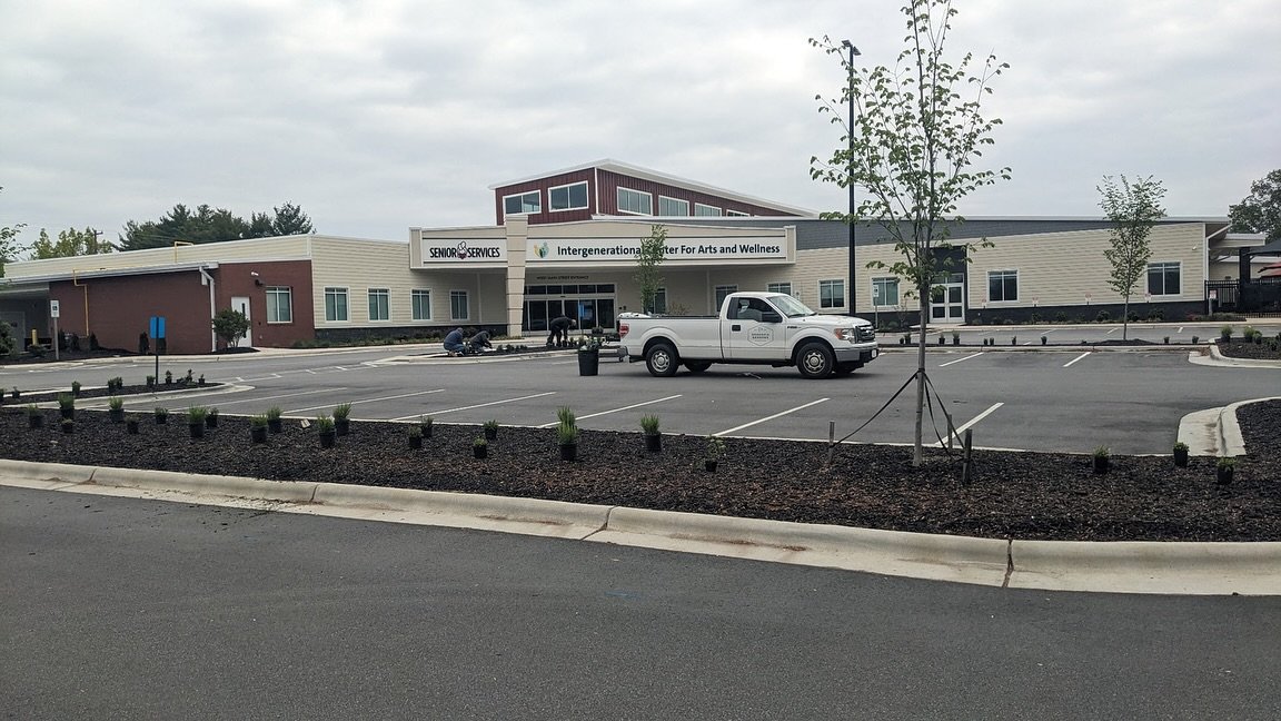 Volunteer planting day @srservicesinc building. All native plants from the nursery! Can&rsquo;t wait to see it grow in 🌱🌱🌱

#teamwork #forsythcounty #winstonsalem #volunteer #nativeplants #teamworkmakesthedreamwork