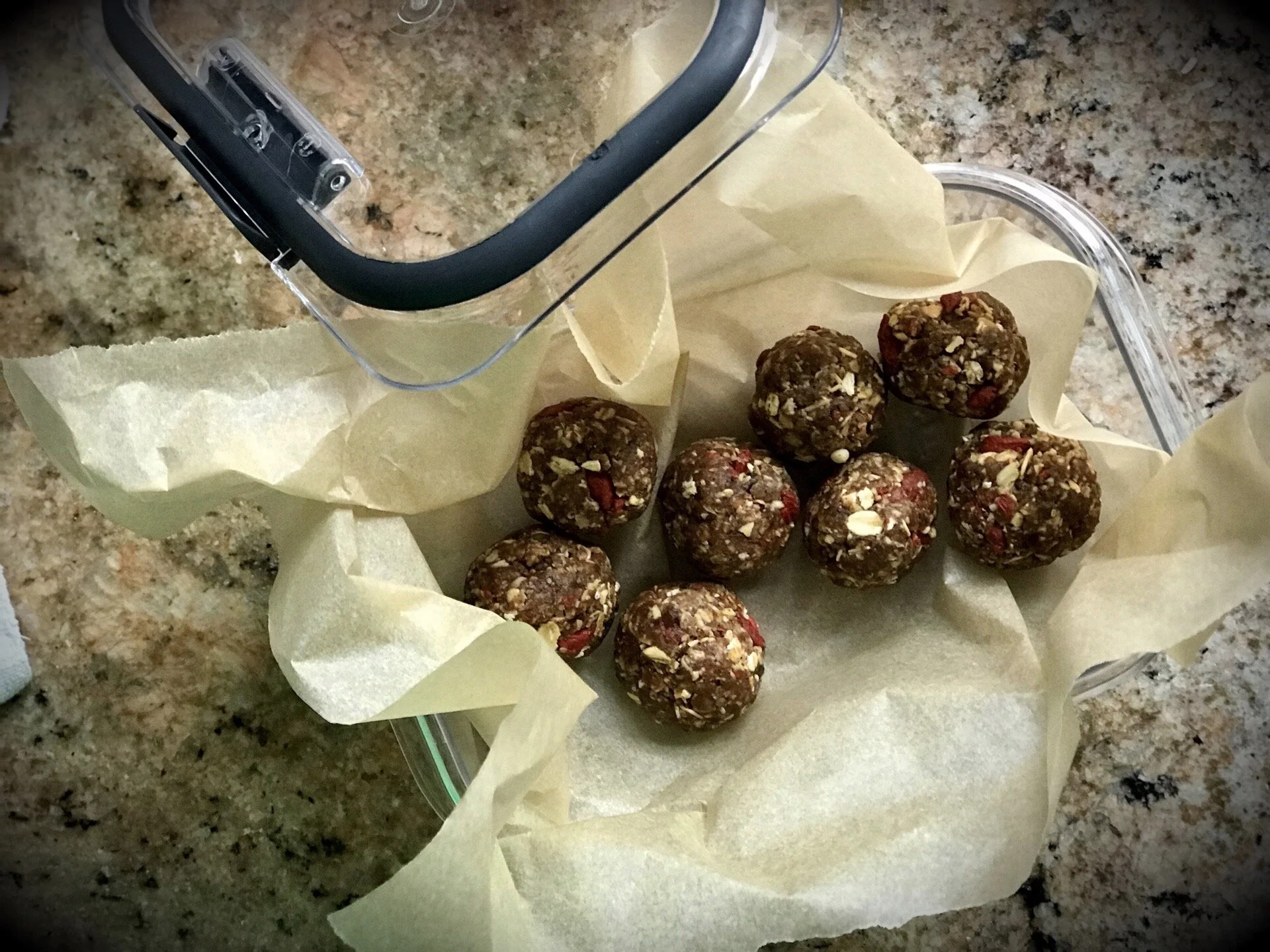 Easy No-Cook Oatmeal and Date Balls