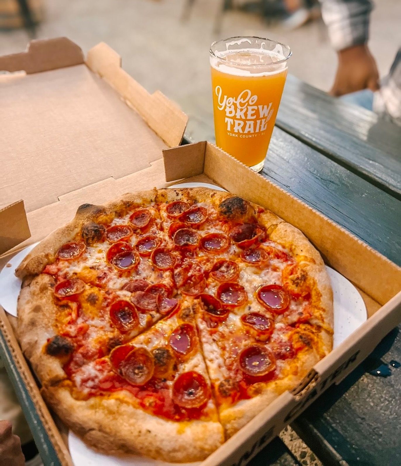🍺 + 🍕 + 🎤 = TONIGHT! Come for the beer and pizza, stay for the live band karaoke!

🍺 Open 4-10pm
🍕 @kingoffirepizza 5-9pm
🎤 LBK starts at 7pm
🎉 Happy Hour 4-6pm