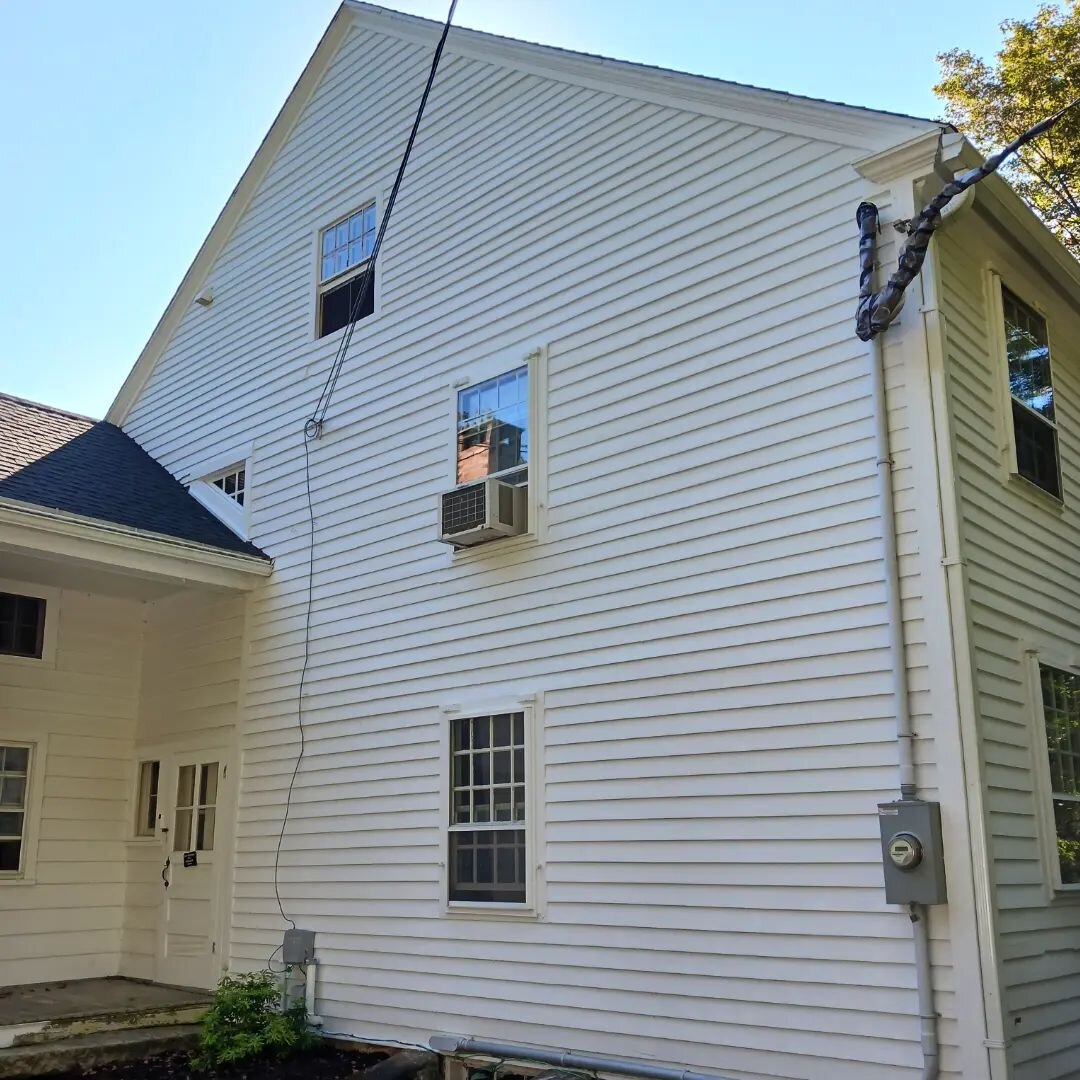 Check out this exterior RRP repaint we recently completed on the sides of this historic 1770 Connecticut home. 🏡 A lot of work to safely wet scrape multiple layers of lead paint ⚠️☠️ followed by a full prime of Fresh Start All-Purpose Oil Based Prim