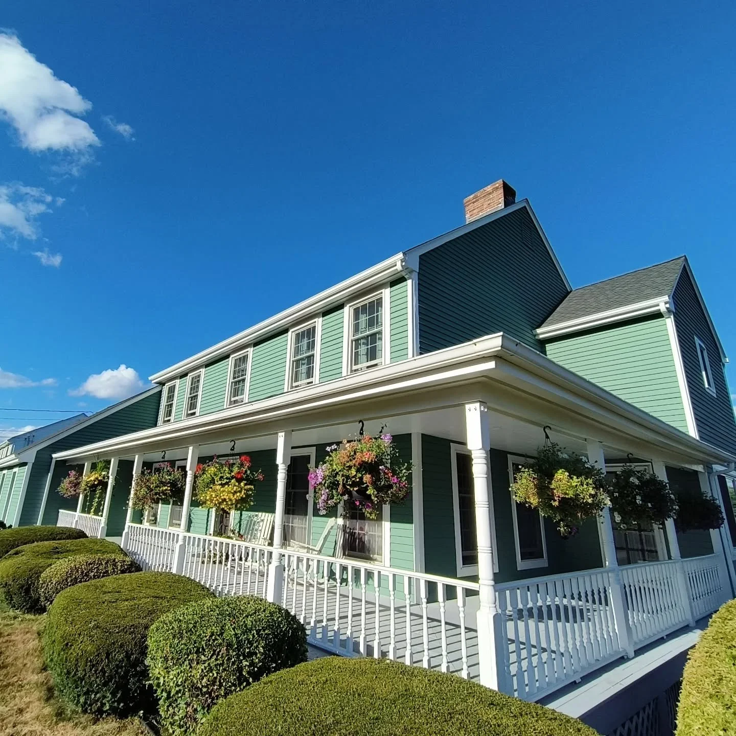 ✨🏡 Revisited this house, this time to freshen up the front half siding &amp; trim. Used the color Blue Spruce (3008) with WoodScapes Rain Refresh solid stain on the siding &amp; Emerald Rain Refresh Extra White in a satin sheen. 🤙🖌️

#ConnecticutP