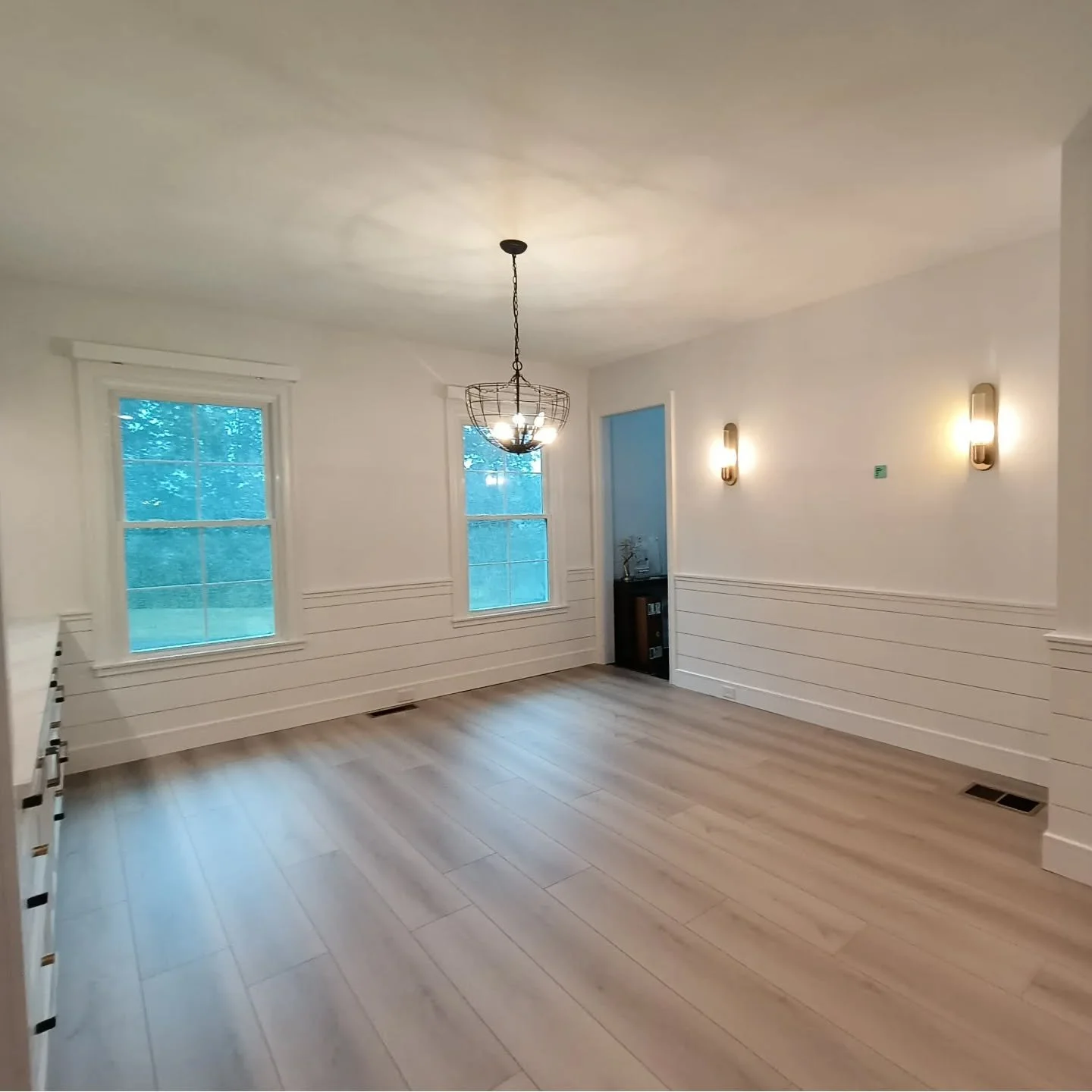 ✨ Just wrapped up painting this beautiful remodeled kitchen / dining room. Ceilings, shiplap &amp; trim were painted, walls left ready for the wallpaper pro to do their thing. Used HVLP sprayer on the shiplap with Benjamin Moore's Insl-X Cabinet Coat