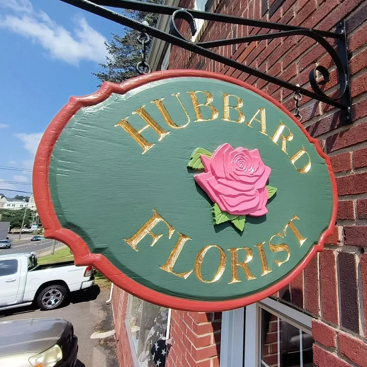 Had fun restoring the old @hubbardflorist sign. Definitely needed some TLC, check it out &amp; guys, don't forget to stop by &amp; buy your lady some flowers. 😉💐

#CTpainters #ConnecticutPainters #exteriorpainting #paintingcontractor #paintersofins
