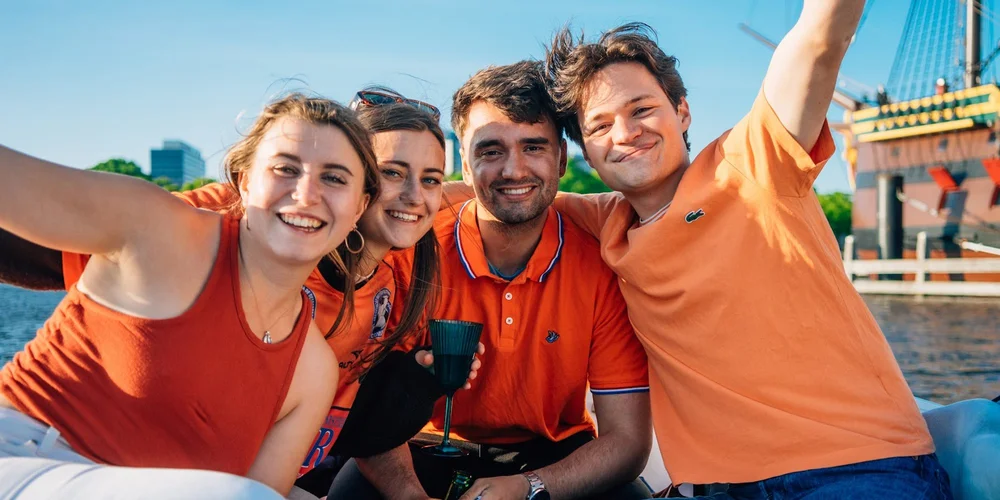 Koningsdag — Adam's Boats Huur een boot in Amsterdam voor