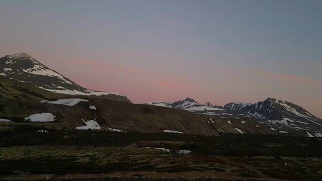 D&oslash;r&aring;len i Rondane.
#nedred&oslash;r&aring;lseter  #d&oslash;r&aring;len #rondane #solnedgang  #digerronden #veslsmeden  #storsmeden #utsikt  #nature #sunsets  #mountains #norway 
#junikveld  #june #dreamnowvisitlater #sommer2020 #fjell #