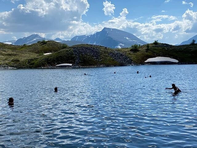 Det har v&aelig;rt nydelige Junidager i D&oslash;r&aring;len.  Et helt 50 &aring;rs lag fikk seg en dukkert i Piktj&oslash;nn den siste l&oslash;rdagen i Juni.
#nedred&oslash;r&aring;lseter  #dreamnowvisitlater #d&oslash;r&aring;len  #rondane #rondan