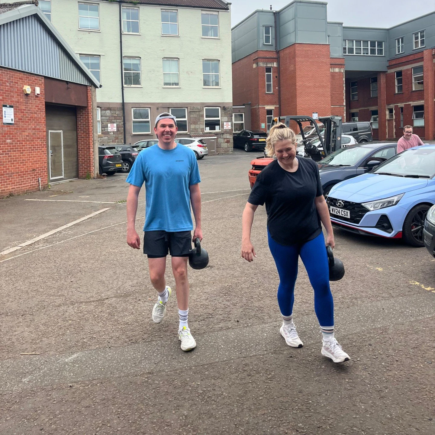 Who doesn't love a single arm farmers carry race with your partner on a Saturday morning ? 🧑&zwj;🌾 💪

Was the winner Kris or Rosie? 🤔