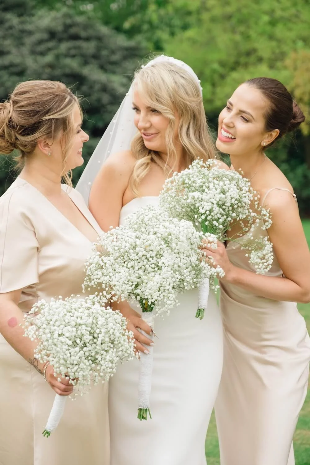 pretty ladies at wedding