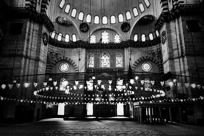 mosqueinterior-bw-screen.jpg