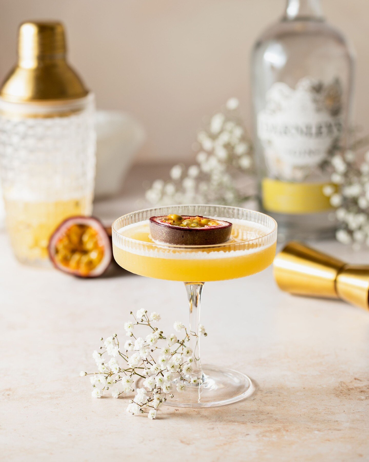 Transform your cocktail game with our 𝑷𝒂𝒔𝒔𝒊𝒐𝒏𝒇𝒓𝒖𝒊𝒕 𝒂𝒏𝒅 𝑬𝒍𝒅𝒆𝒓𝒇𝒍𝒐𝒘𝒆𝒓 𝑴𝒂𝒓𝒕𝒊𝒏𝒊🍸  Made with Darnley's Original Gin, this sophisticated serve is the perfect choice for weekend entertaining✨ 

Make it yourself at home 🏠 Sw