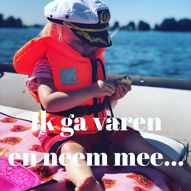Wat neem je mee op de boot? Naast een zwemvest en zonnebrand hebben wij nog een hele lijst voor je. Vergeet vooral de zwembandjes, handdoek en schepjes niet voor als je ergens gaat aanmeren. En een fleecedeken voor als het toch fris is op het water. 