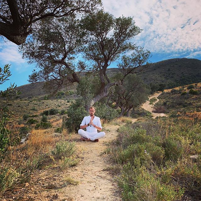 Recarga tus baterías en plena naturaleza. Siempre me siento recargado después de una refrescante caminata en las montañas o de un chapuzón en el mar. #naturaleza #malaga #reikimalaga #reikienergy #recharge #nature #meditate #energiapositiva #reikipractitioner #reikienergy #reikihealing #love #nubes #healing #reikimaster
