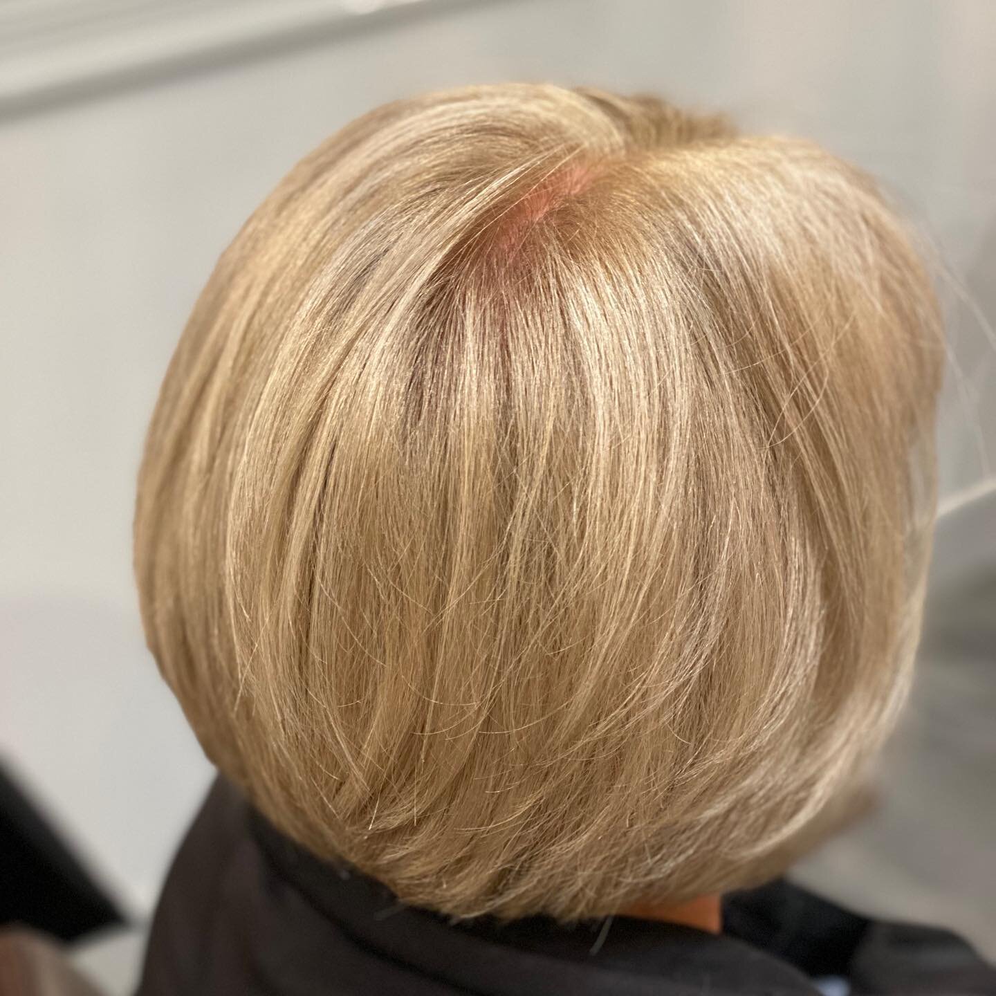 Honey blonde low-lights and a sharp new haircut had this client doing the happy dance on her way out the door! #ilovemywork #backtowork #behindthechair #stylistofinstagram #greatereasthamptonchamberofcommerce #keystonemillworks #boylestonroom #milksh