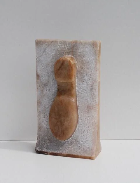 maria-carmen perlingeiro .  recto-verso semelles , 2010 alabastro 39 x 10 x 22 cm