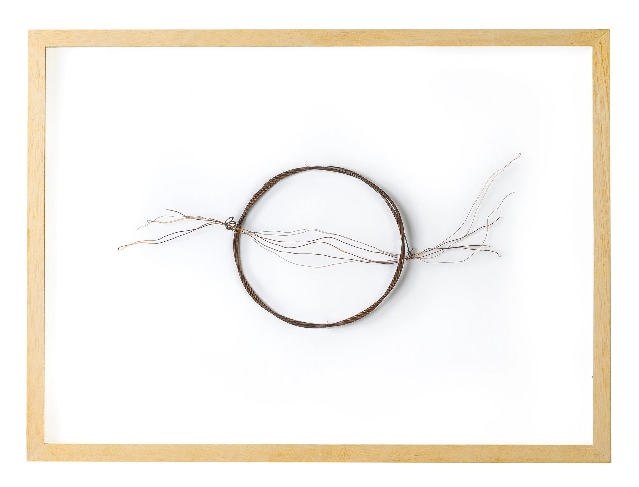  Tetê Sá  Outros Sons , 2024 papel coqueror 250g, corda de piano, fios de cobre (em moldura com vidro) 36 x 50 x 3 cm 