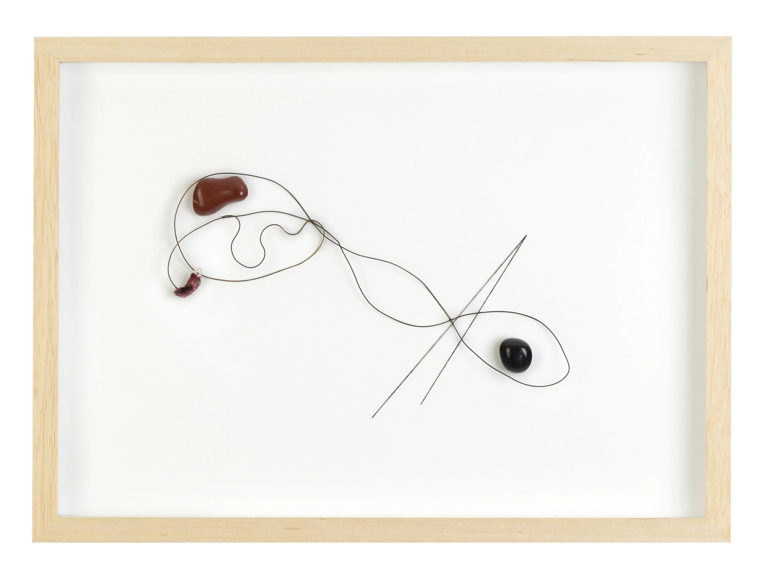   Tetê Sá   Partitura , 2025 corda de violão, pedras, linha, papel alemão 30 x 42 x 1.5 cm 