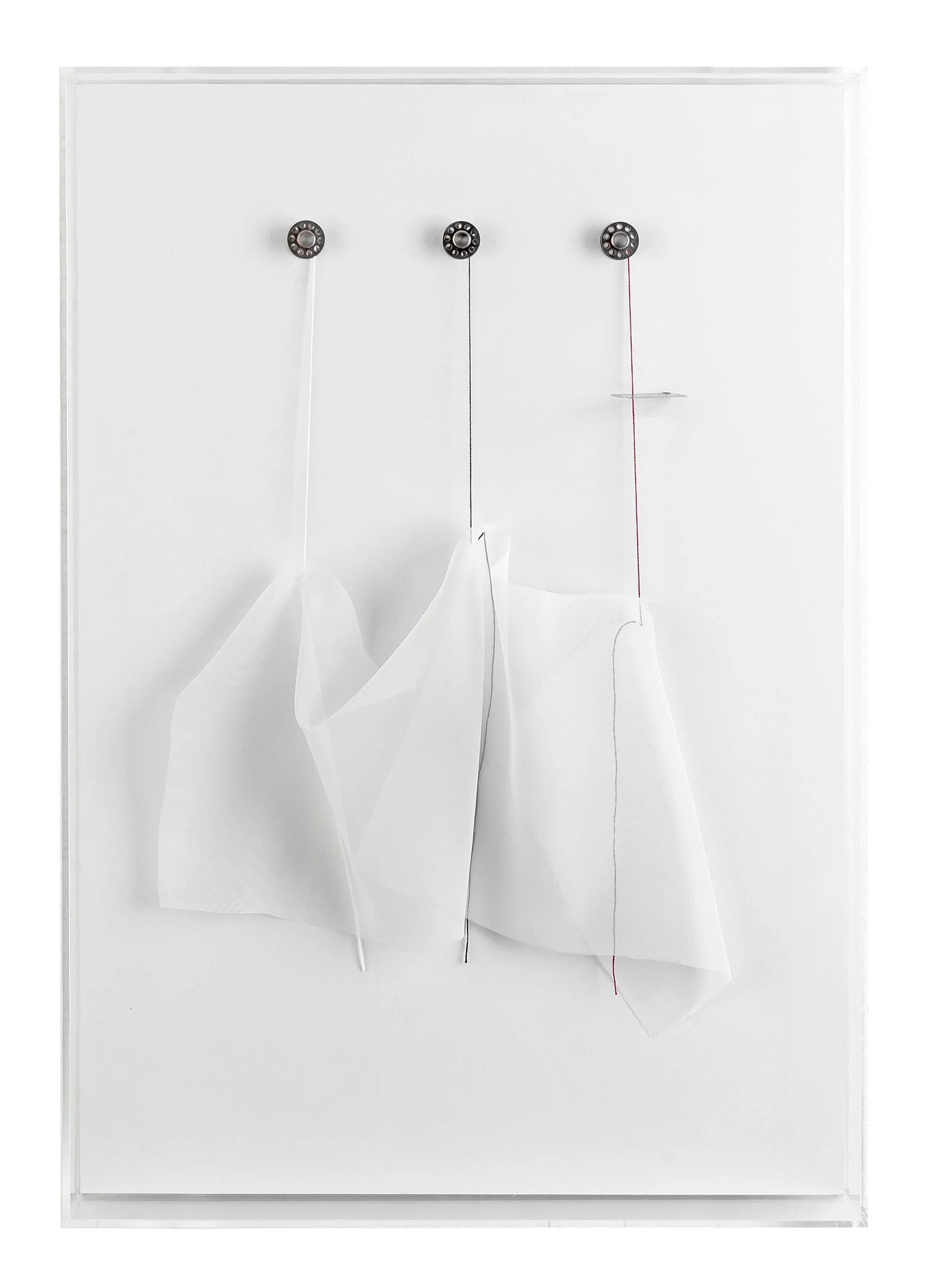   Tetê Sá   as parcas  - série  finitude , 2023 papel paspatour, carretilha de máquina de costura, linhas e tecido 61 x 42 x 7 cm 