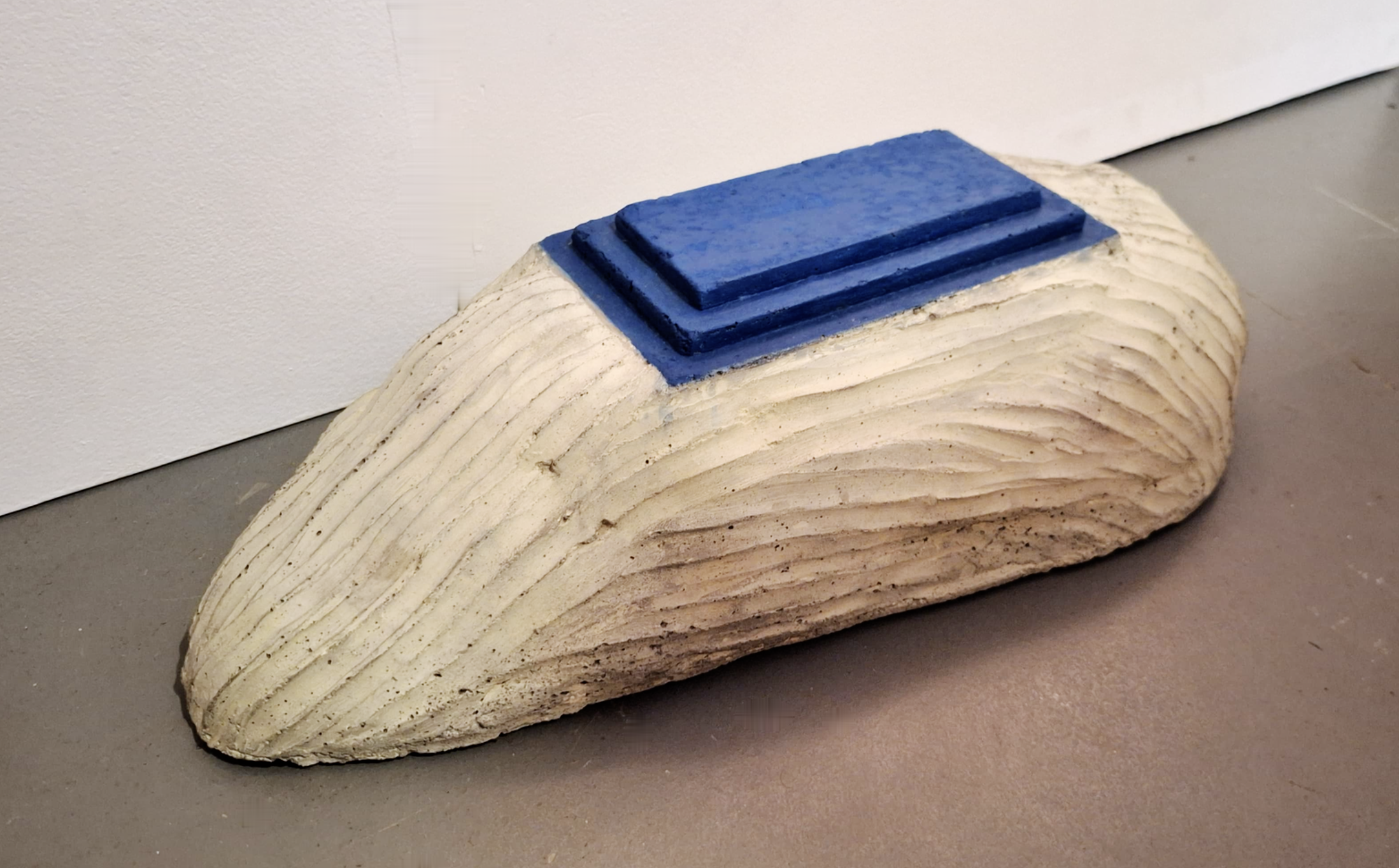  ANNA MARIA MAIOLINO  sem título, 1991  cimento moldado em pigmento  16 x 56 x 27 cm   