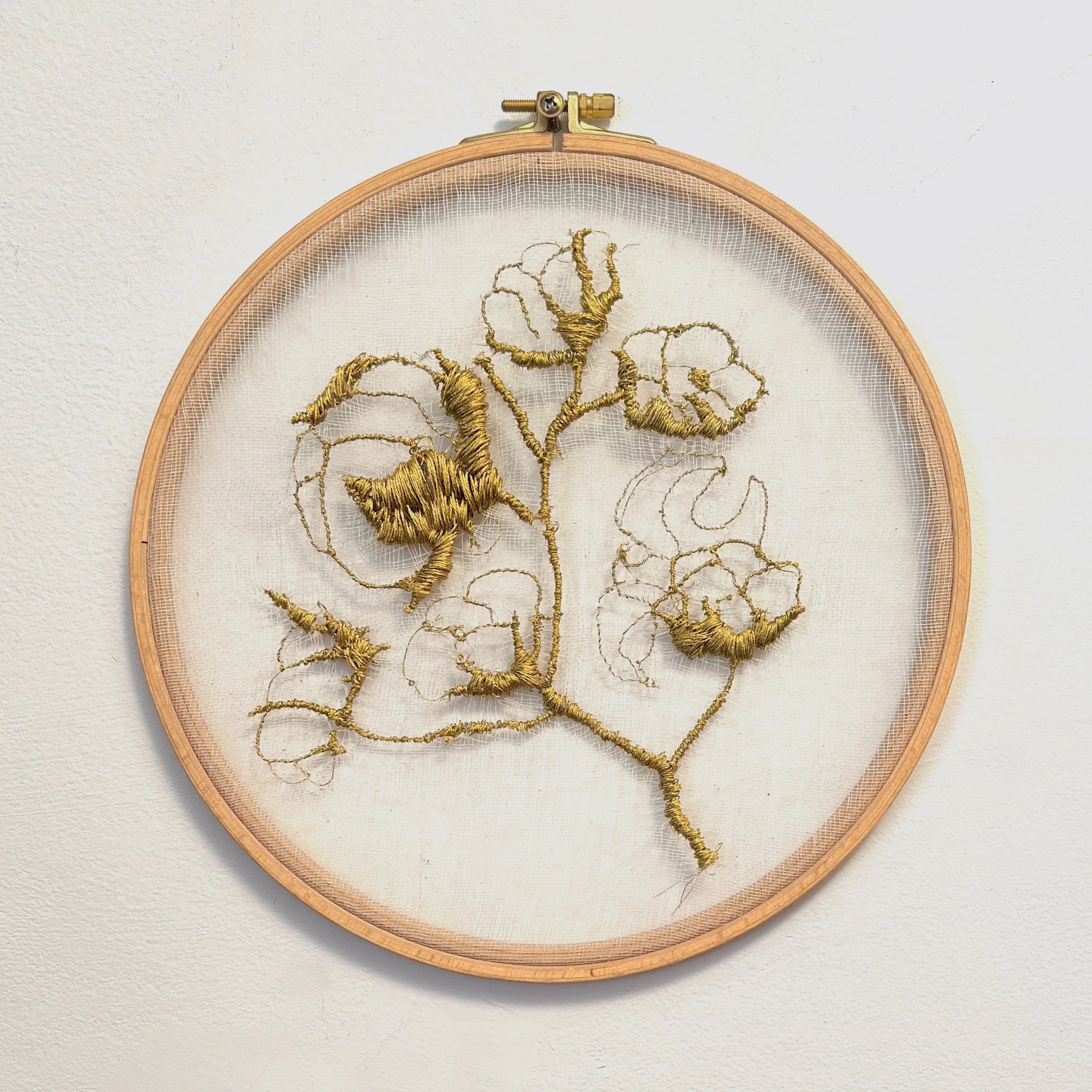  ANTONIA RATTO  algodão, 2025  bordado com fio dourado sobre gaze, montado em bastidor  25.5 x 25.5 cm 