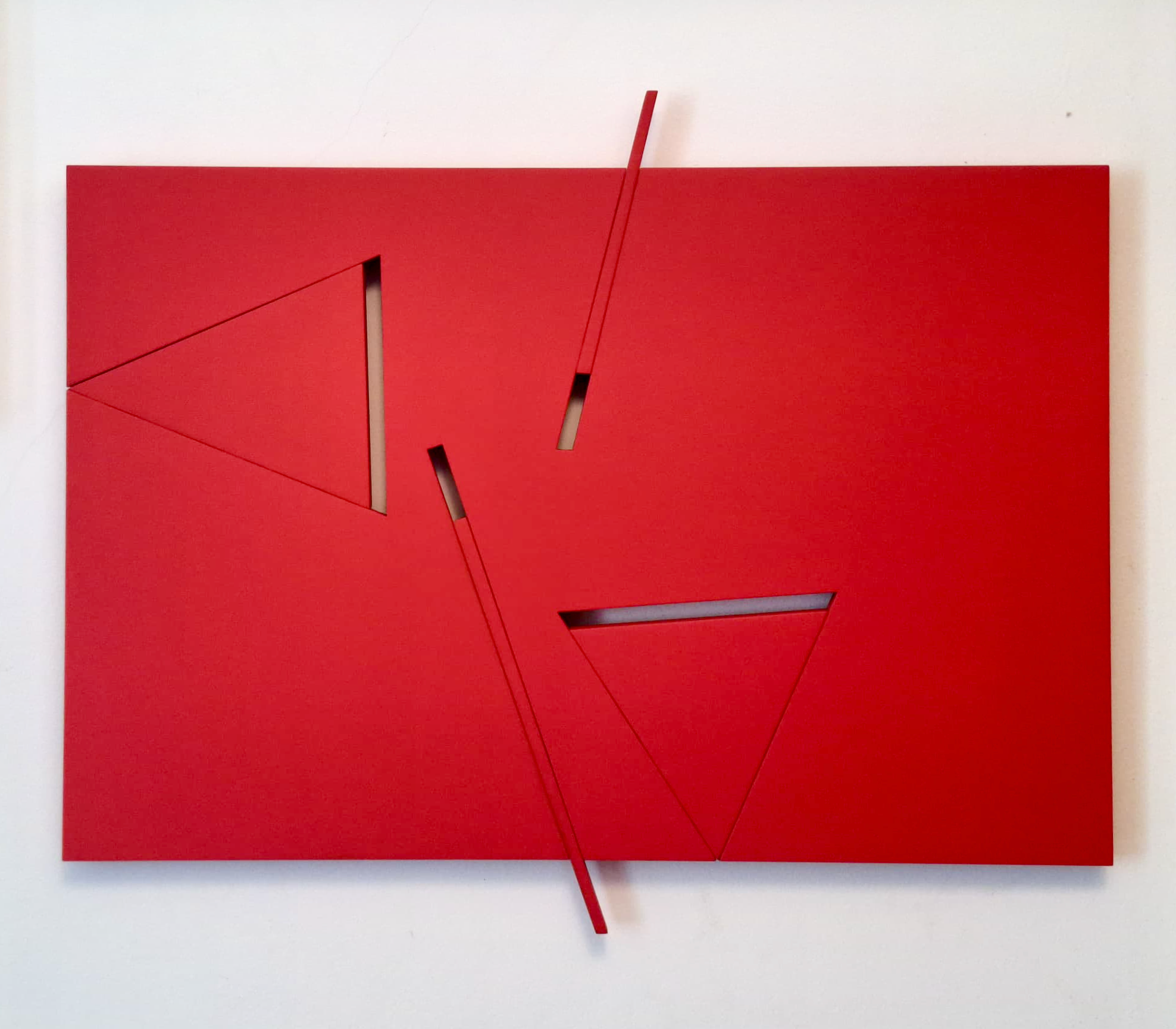 EVERARDO MIRANDA  sem título, 2025  Mdf 8mm e pintura automotiva  44 x 54 cm 