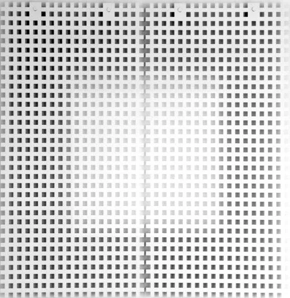  EVERARDO MIRANDA  sem título, 2009  alumínio pintado e fita adesiva  200 x 200 cm   