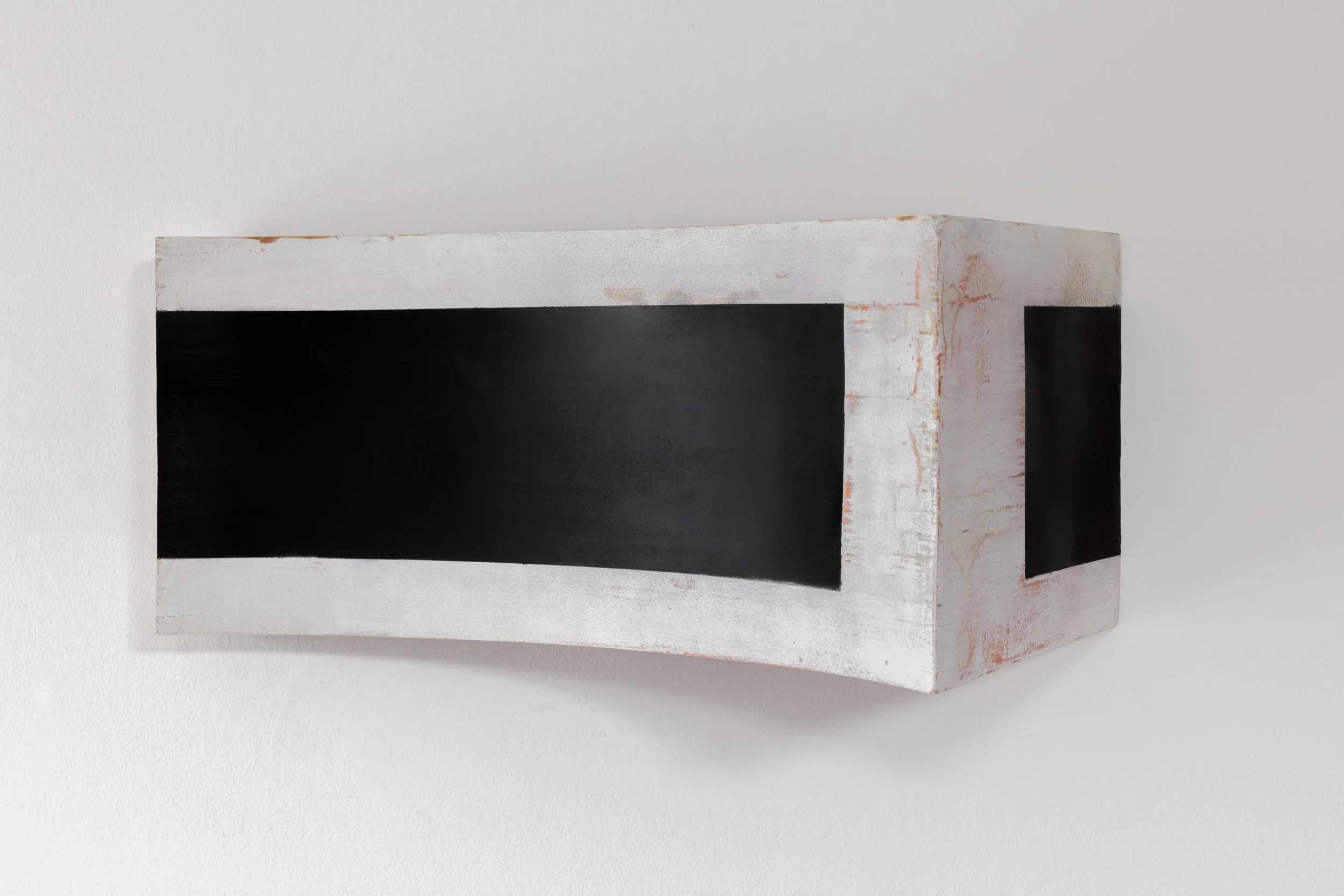  FRANCISCO FRANCA  sem título, 2024  primer e óleo sobre madeira  21 x 50 x 31 cm 