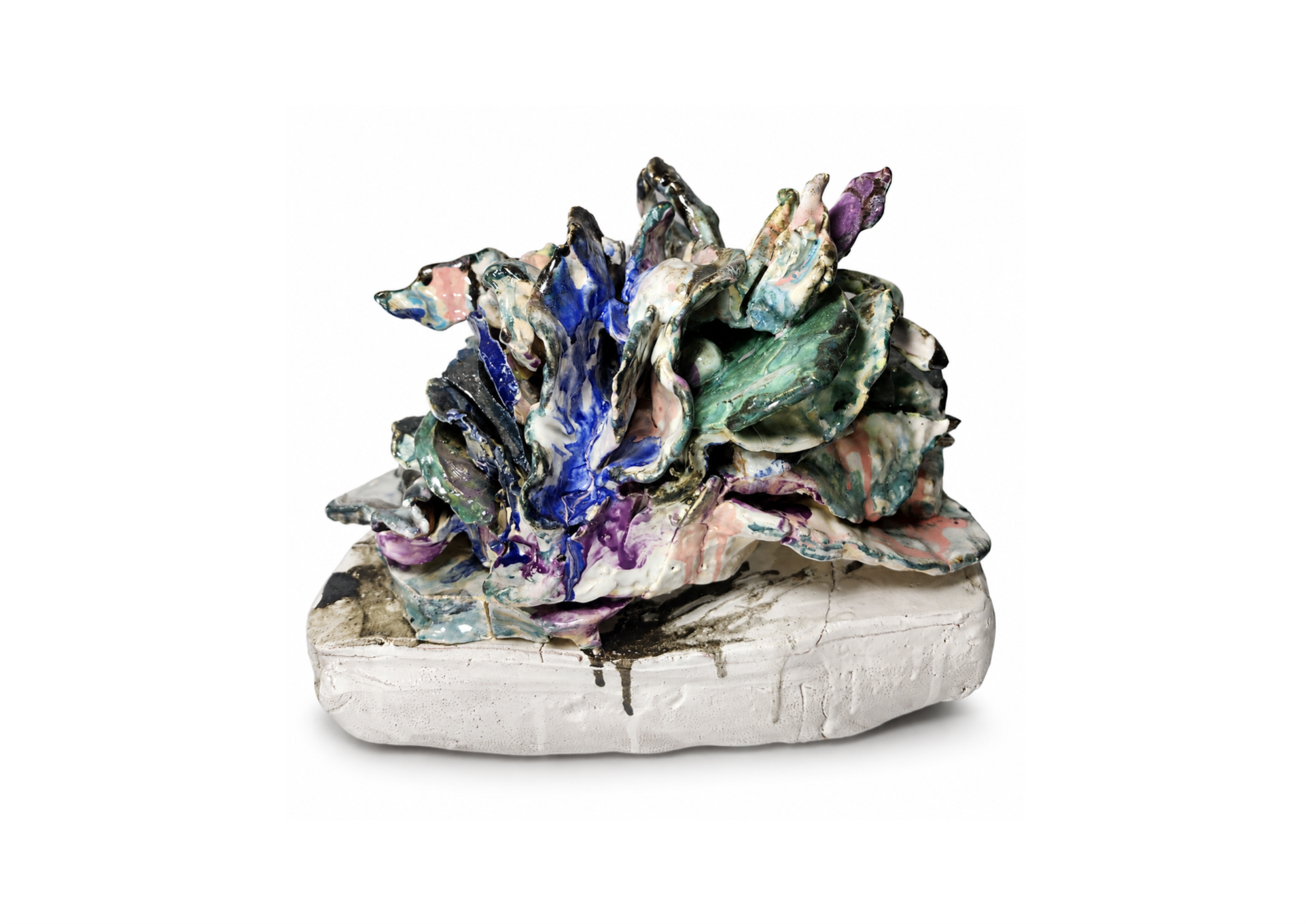  JACQUELINE BELOTTI  O Sono Das Conchas, 2024  cerâmica e porcelana esmaltada em alta temperatura  19 x 33 x 33 cm 