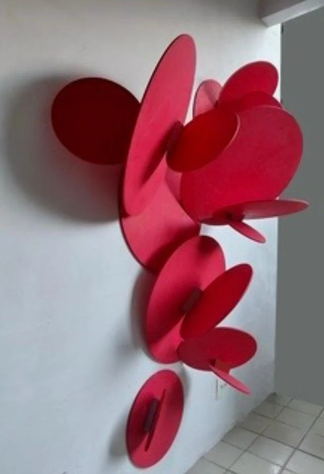  LUIZ MONKEN  mammatus, 2026  MDF com pintura acrílica e alumínio  180 x 130 x 50 cm   