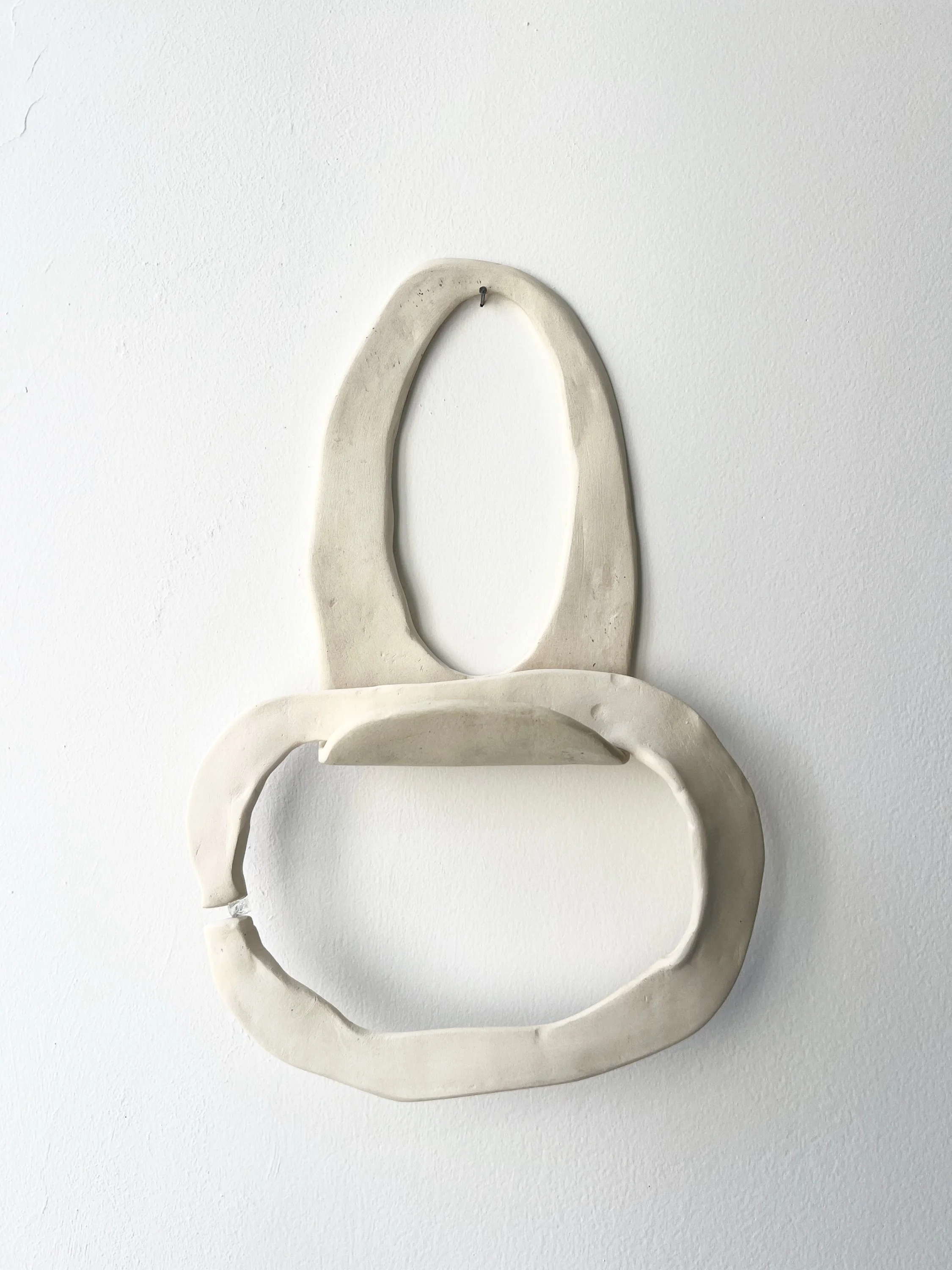  NATHAN BRAGA  Ostra II, 2025  cerâmica e vidro  35 x 23.5 x 7.5 cm 