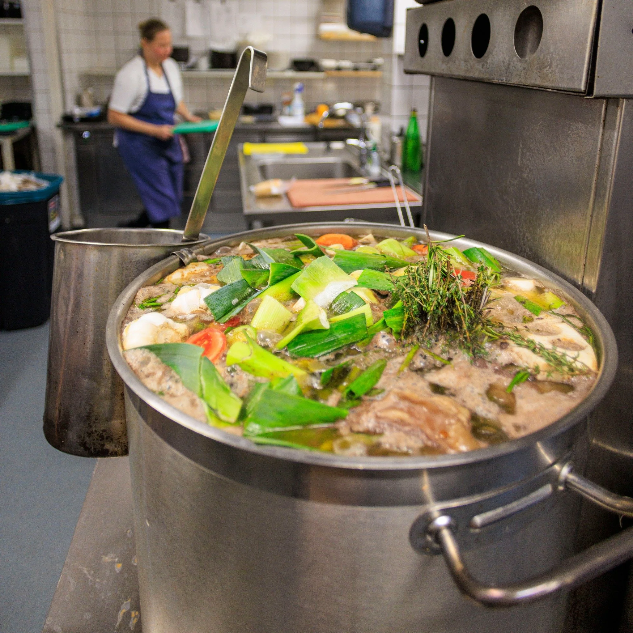 𝐍𝐚 𝐞𝐞𝐧 𝐤𝐨𝐫𝐭𝐞 𝐯𝐚𝐤𝐚𝐧𝐭𝐢𝐞 𝐰𝐞𝐫𝐤𝐞𝐧 𝐰𝐞 𝐢𝐧 𝐝𝐞 𝐤𝐞𝐮𝐤𝐞𝐧 𝐚𝐚𝐧 𝐝𝐞 𝐥𝐚𝐚𝐭𝐬𝐭𝐞 𝐯𝐨𝐨𝐫𝐛𝐞𝐫𝐞𝐢𝐝𝐢𝐧𝐠𝐞𝐧.
De bouillon staat op en de mise en place is bijna gereed. 
Morgen (donderdag) zijn we weer open om 12.00 uur.