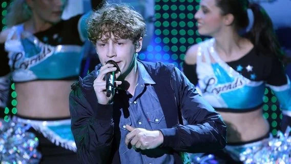 EUROVISION SONG CONTEST: STARS ROCKEN MIT “TOAST TO FREEDOM” DIE REEPERBAHN